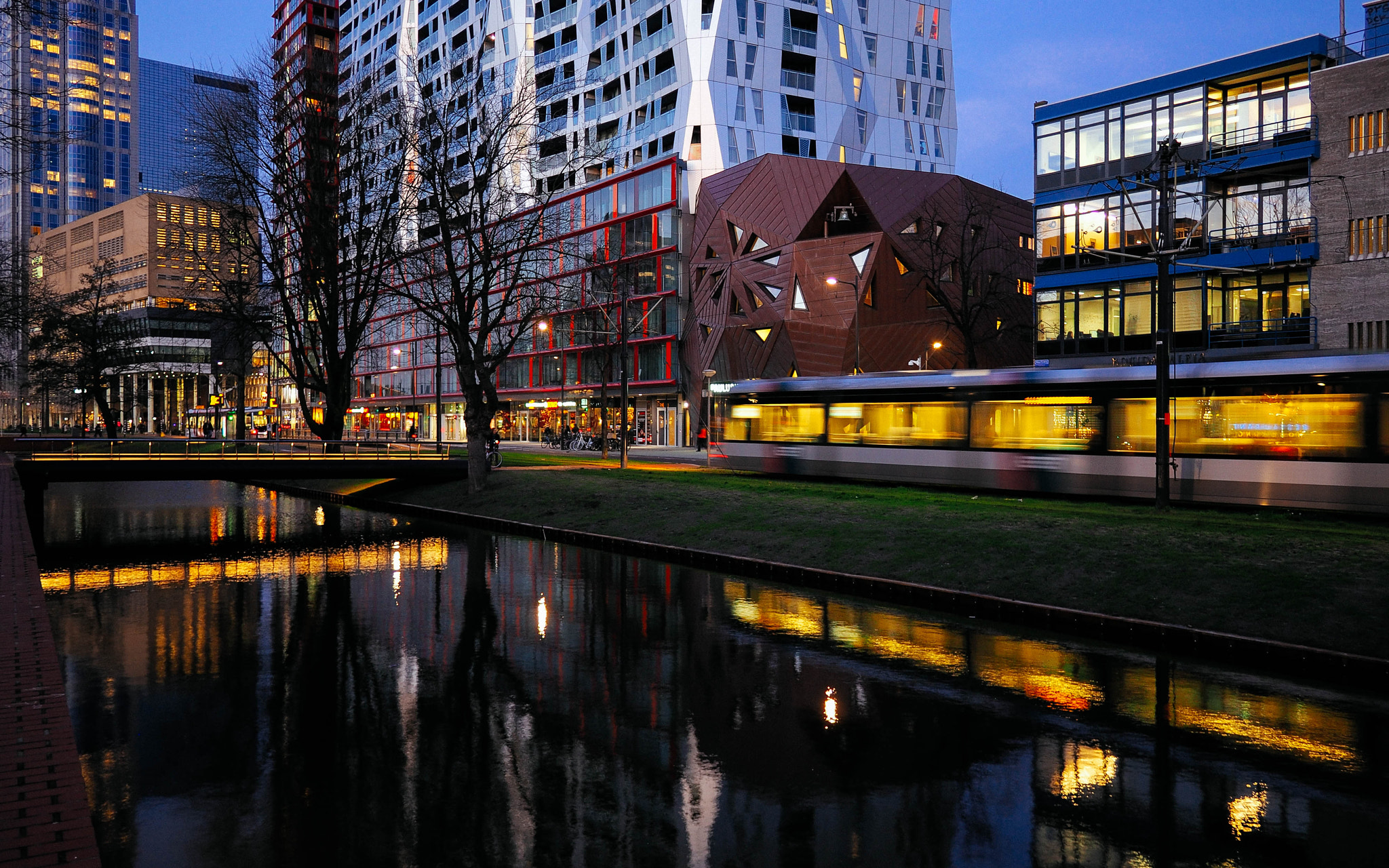 Olympus OM-D E-M10 + Panasonic Lumix G 14mm F2.5 ASPH sample photo. Rotterdam at night photography