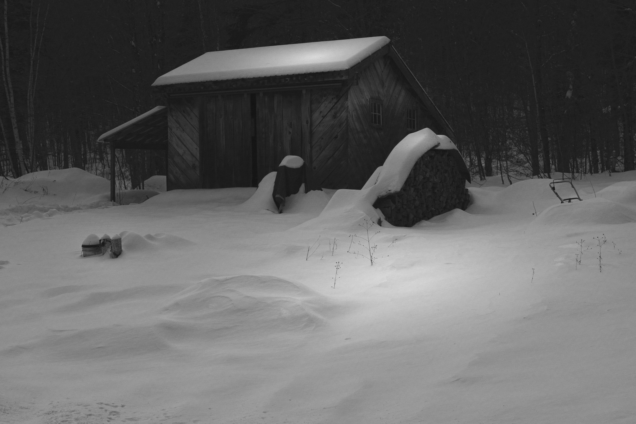 Sony a6000 + Sony Sonnar T* FE 35mm F2.8 ZA sample photo. Cabin in the moonlight photography