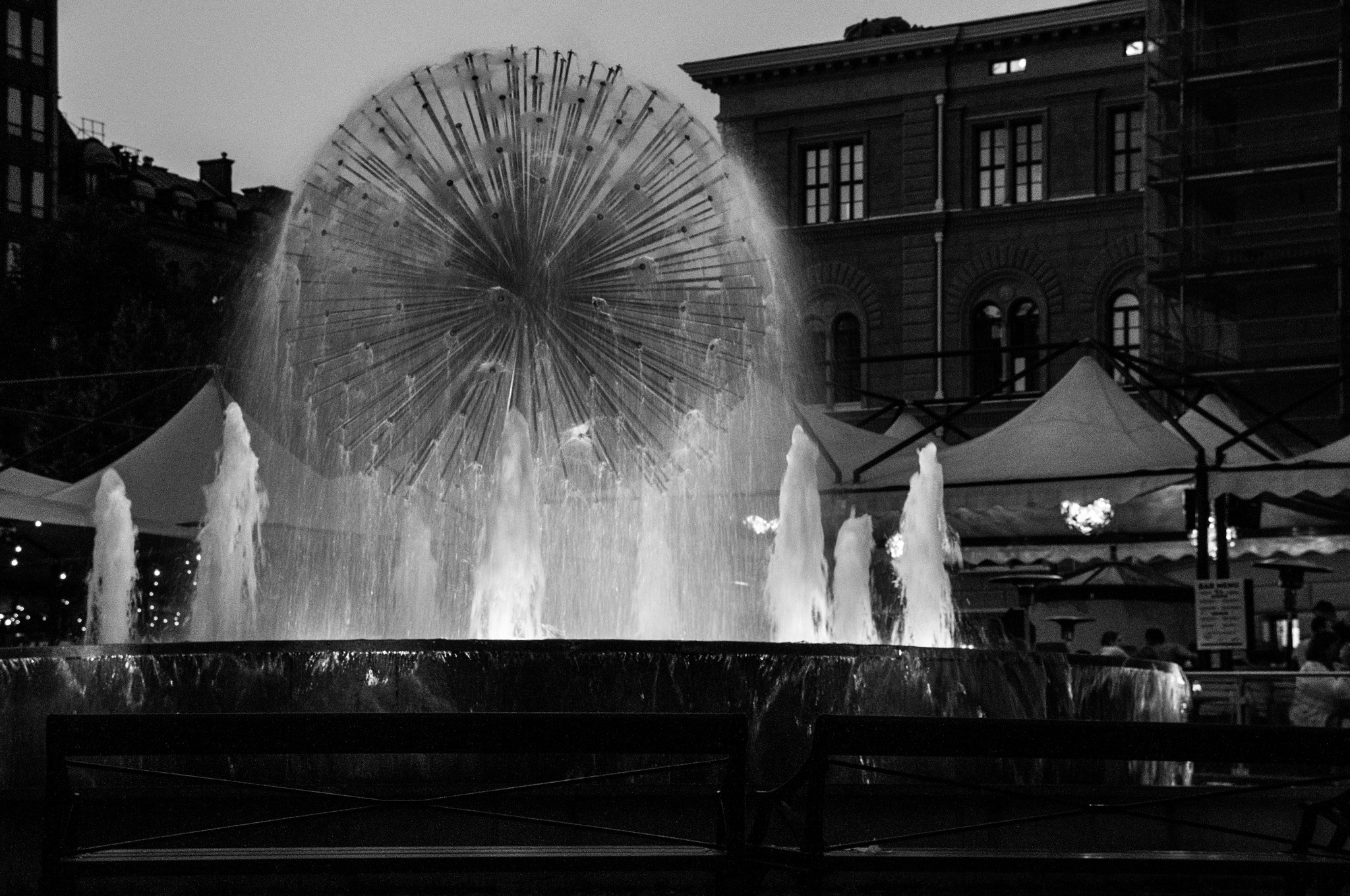 Pentax K-r + Sigma 18-200mm F3.5-6.3 II DC OS HSM sample photo. Dandelion fountain photography