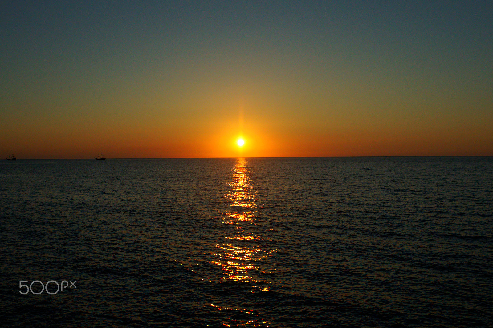Sony Alpha DSLR-A550 + Sony 28mm F2.8 sample photo. Sun goes sleep photography