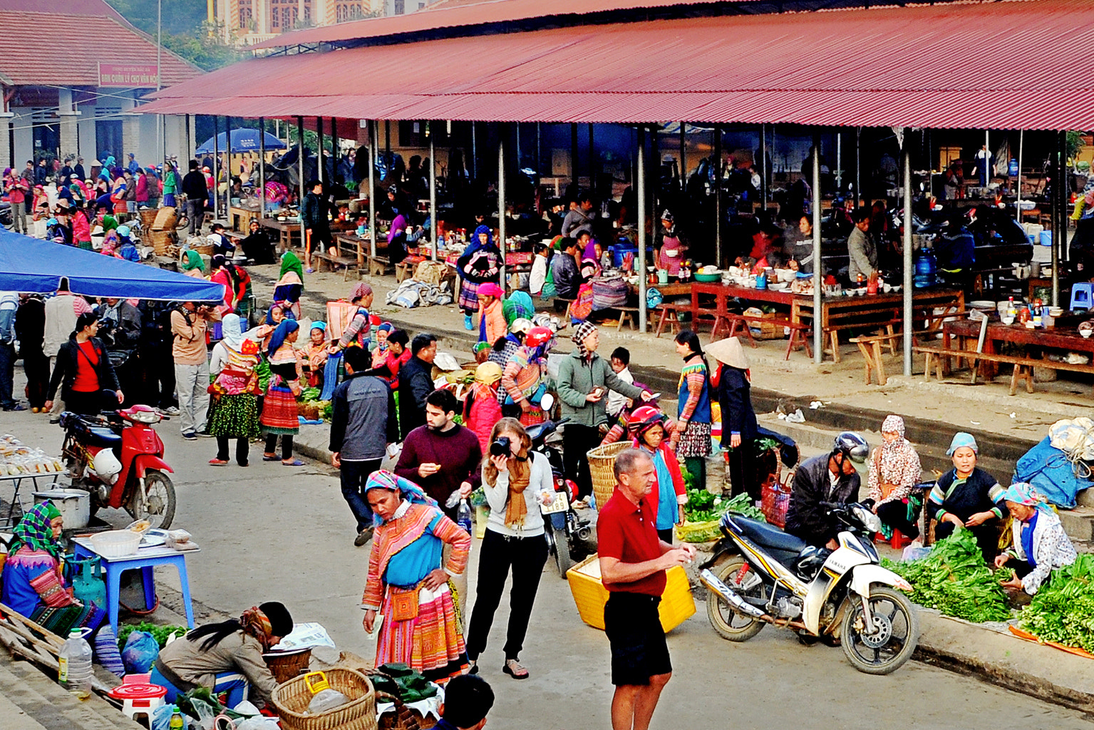 Nikon D300 + Nikon AF Nikkor 20mm F2.8D sample photo. ChỢ phiÊn vÙng cao photography