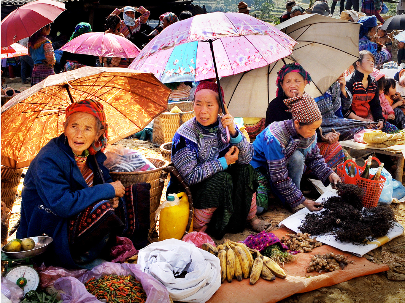 Nikon D300 + Nikon AF Nikkor 20mm F2.8D sample photo. ChỢ phiÊn vÙng cao photography