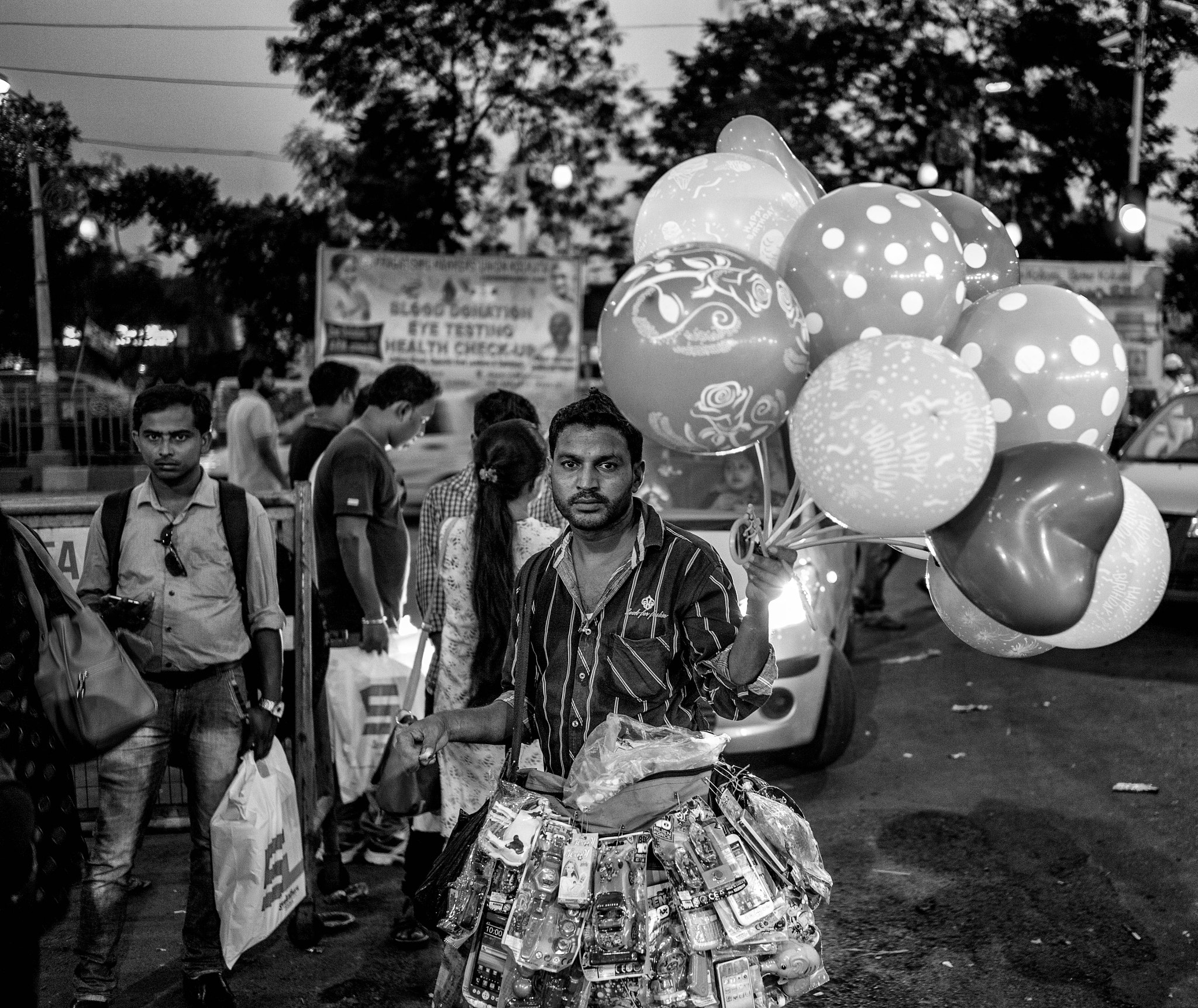 Leica Summarit-M 35mm F2.4 ASPH sample photo. Street vendor in new market, calcutta photography