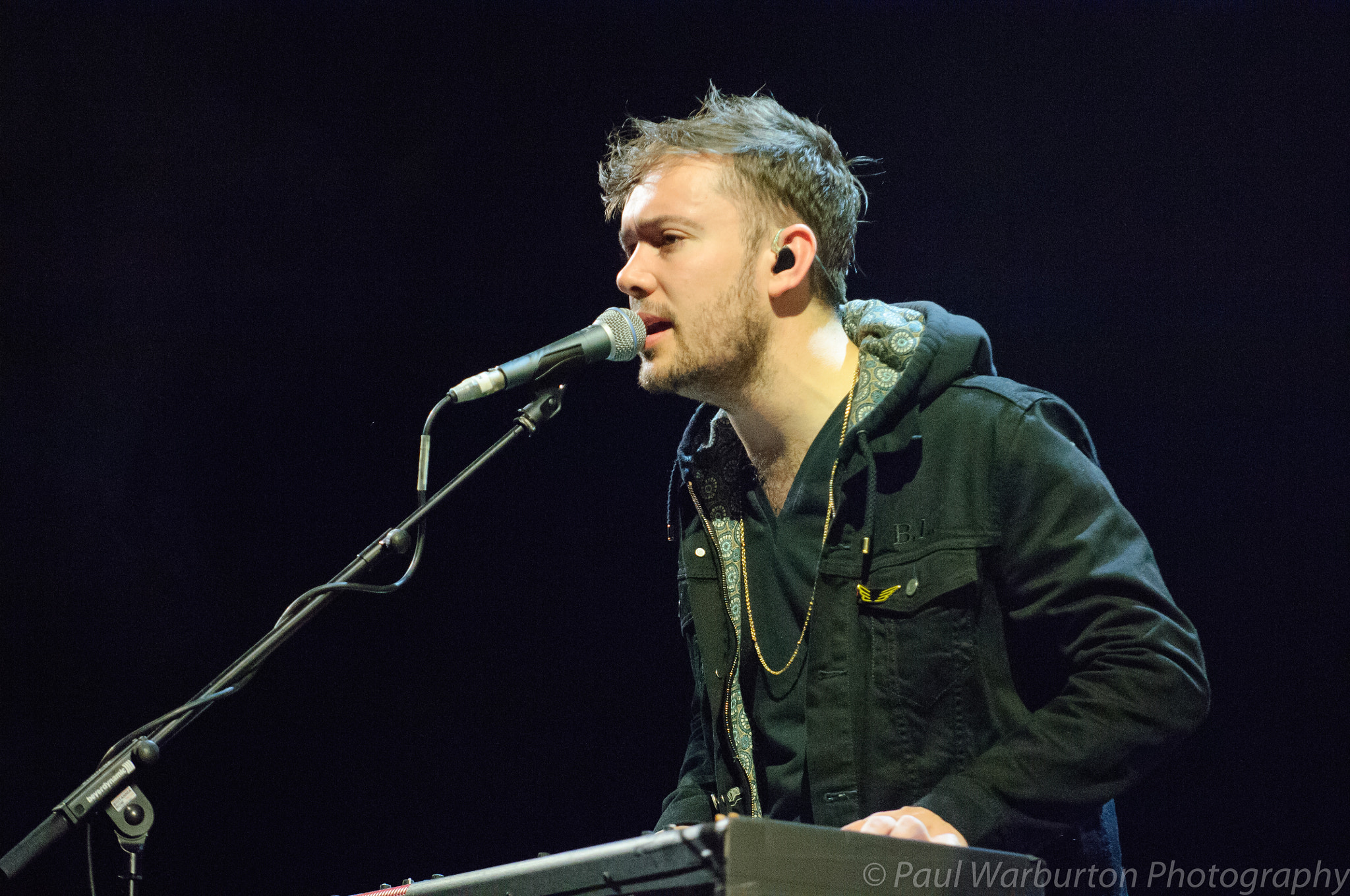 Nikon D2X sample photo. Mumford and sons in concert at the echo arena, liverpool, uk photography