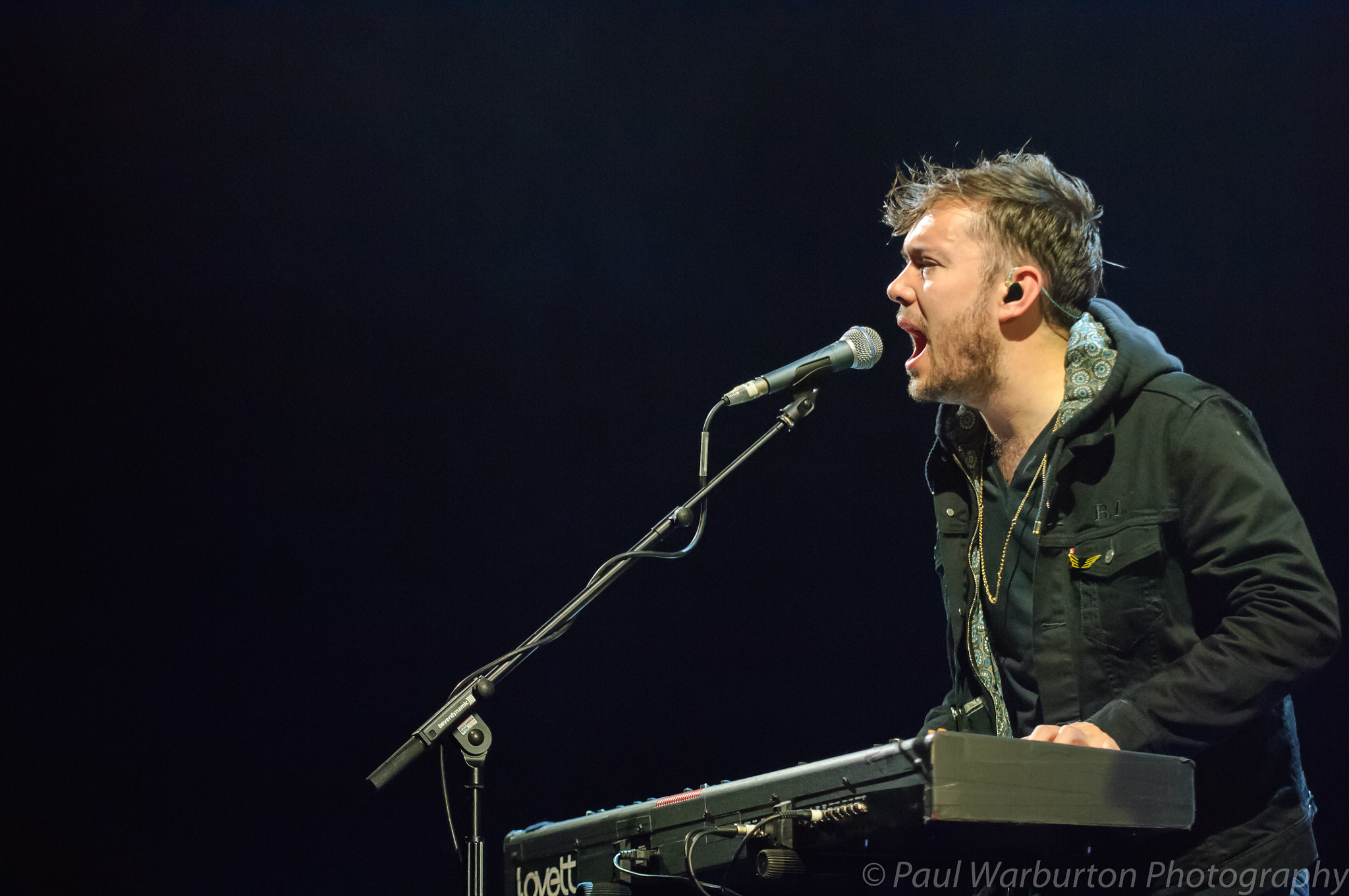 Nikon D2X sample photo. Mumford and sons in concert at the echo arena, liverpool, uk photography