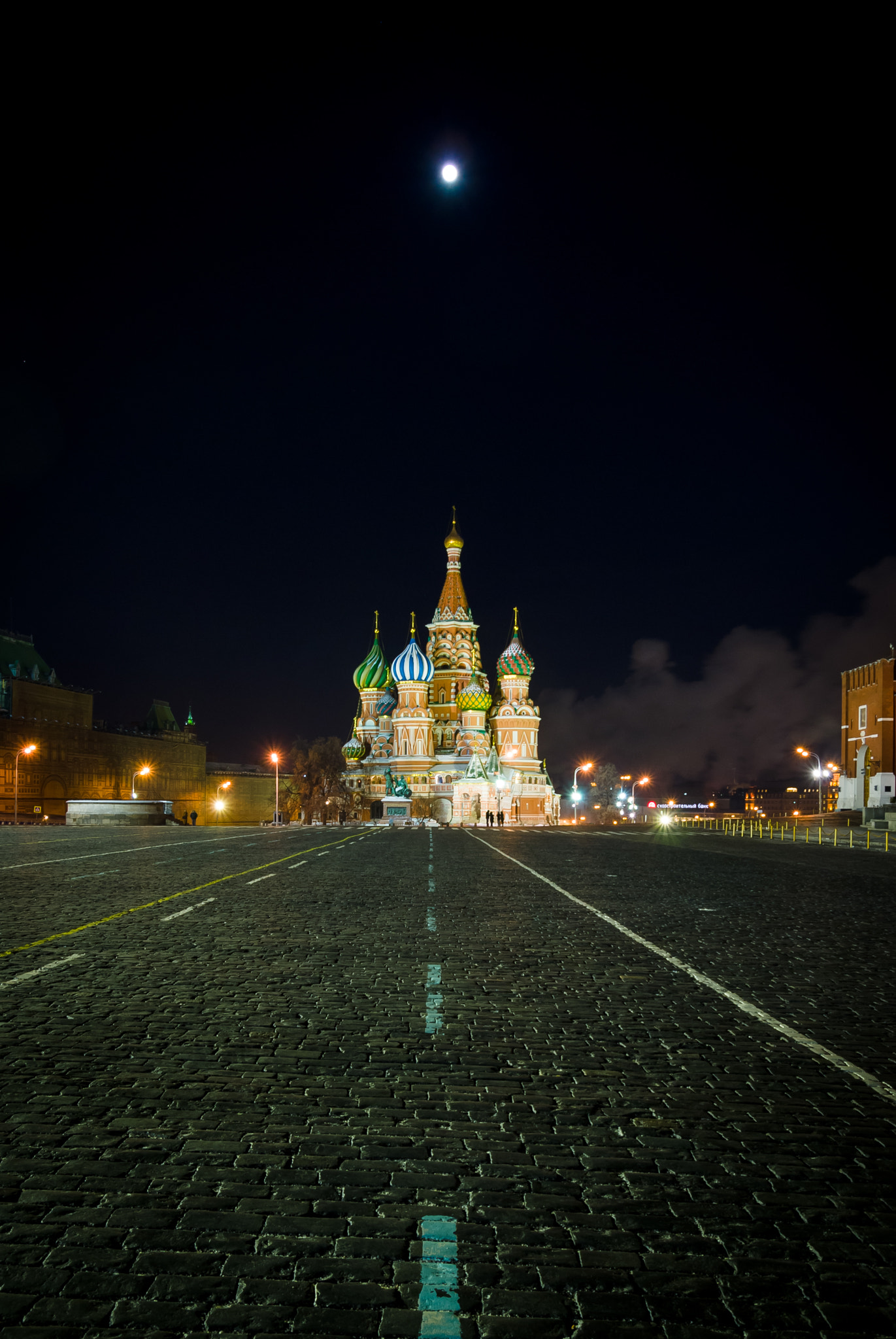 Sony Alpha DSLR-A300 sample photo. St basil's and the moon photography
