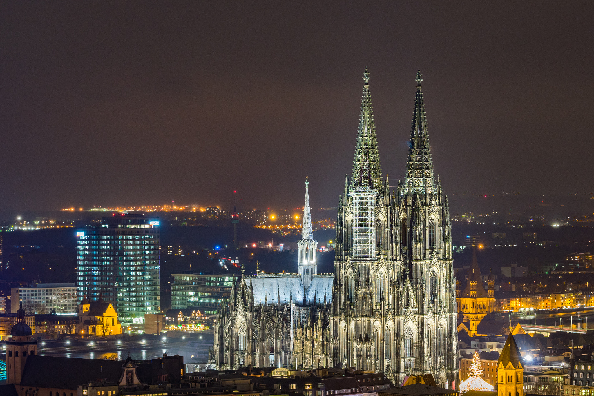 Tamron SP AF 70-200mm F2.8 Di LD (IF) MACRO sample photo. Cologne cathedral photography