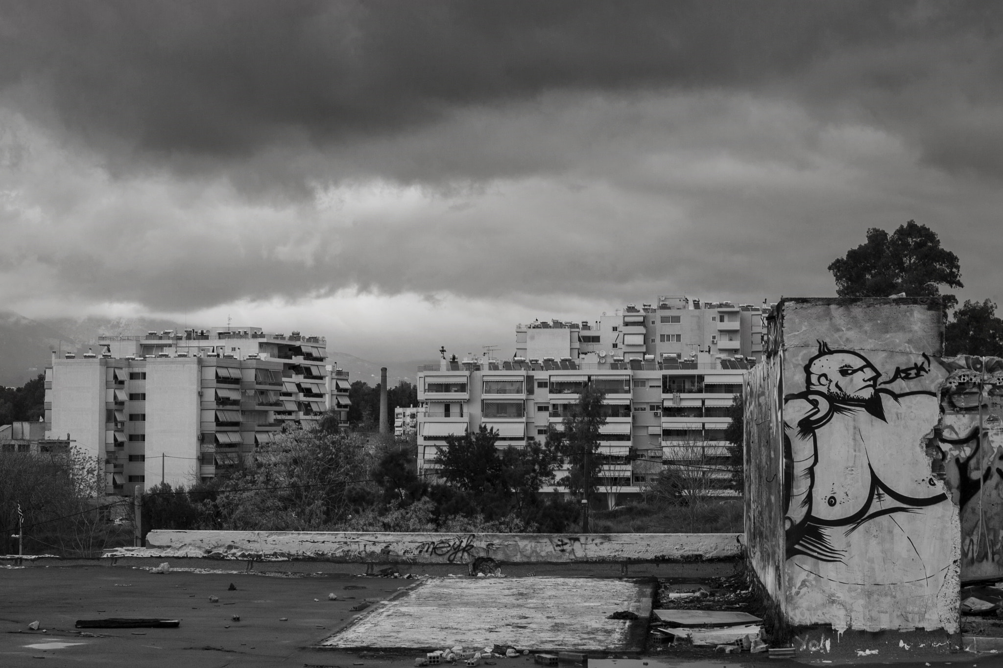 Canon EOS-1D Mark II + Canon EF 50mm F1.8 II sample photo. Old columbia factory roof photography