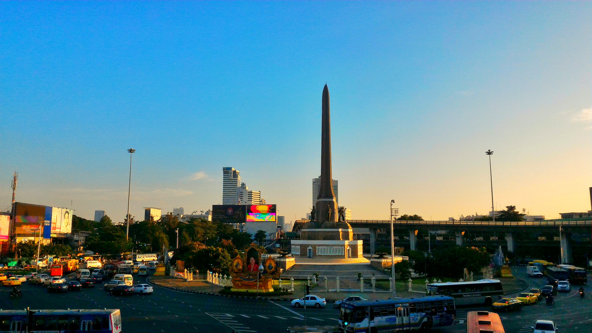 ASUS ZenFone 2 (ZE550ML) sample photo. Victory monument photography