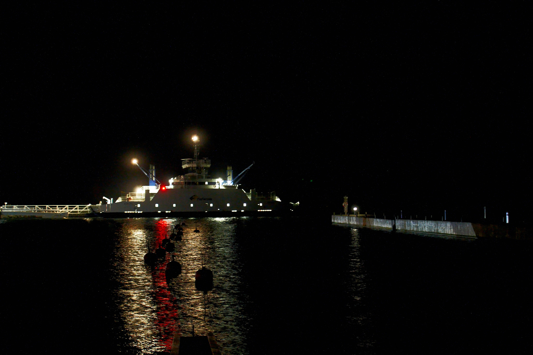 Canon EOS-1D Mark III + Canon EF 20-35mm f/2.8L sample photo. M/s aurora arriving at kasnäs photography