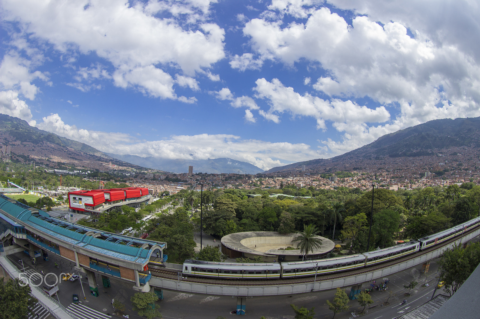 Canon EF 8-15mm F4L Fisheye USM sample photo. Medellín sonríe photography