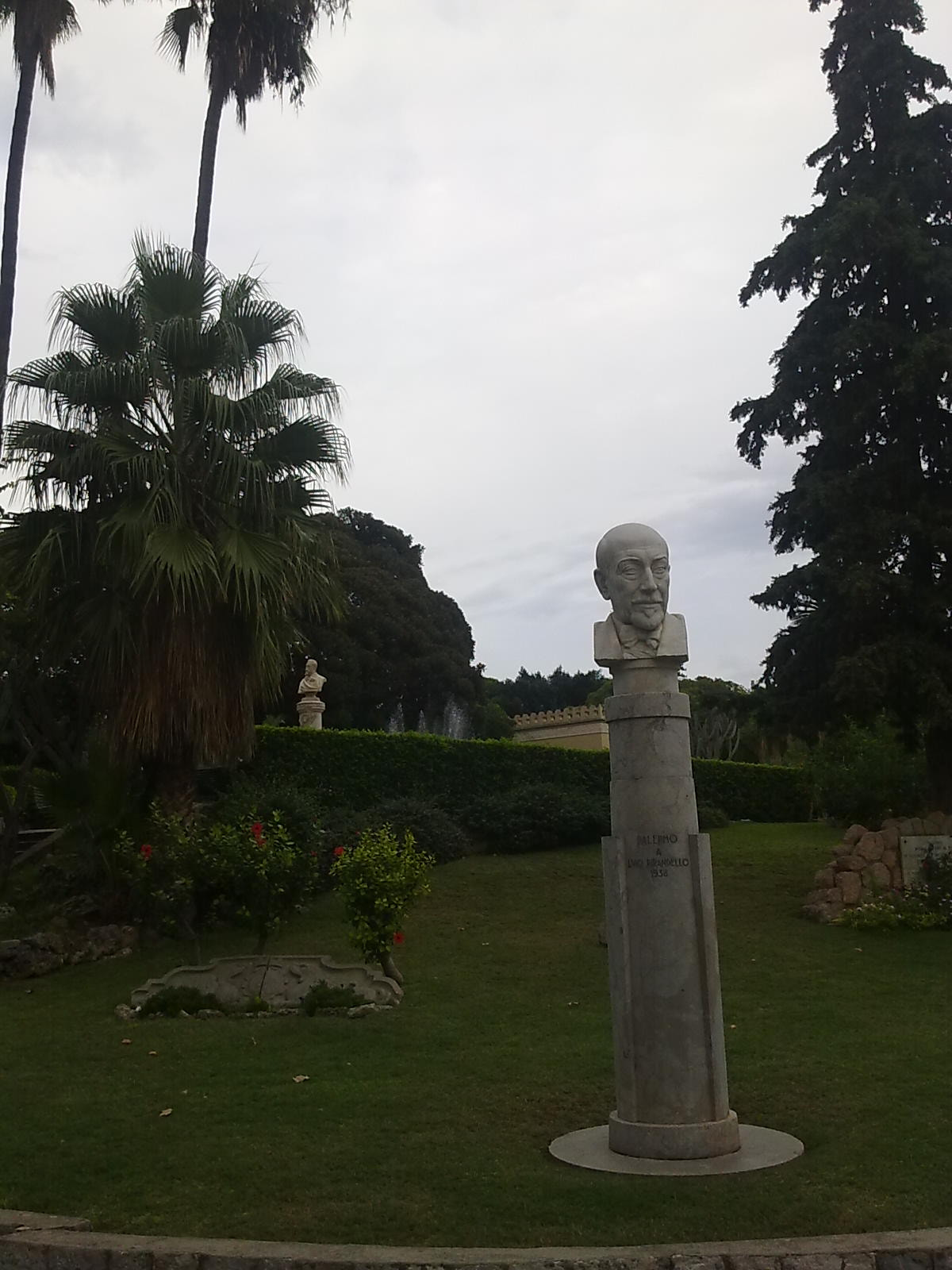 Nokia C6-00 sample photo. Pirandello's head photography