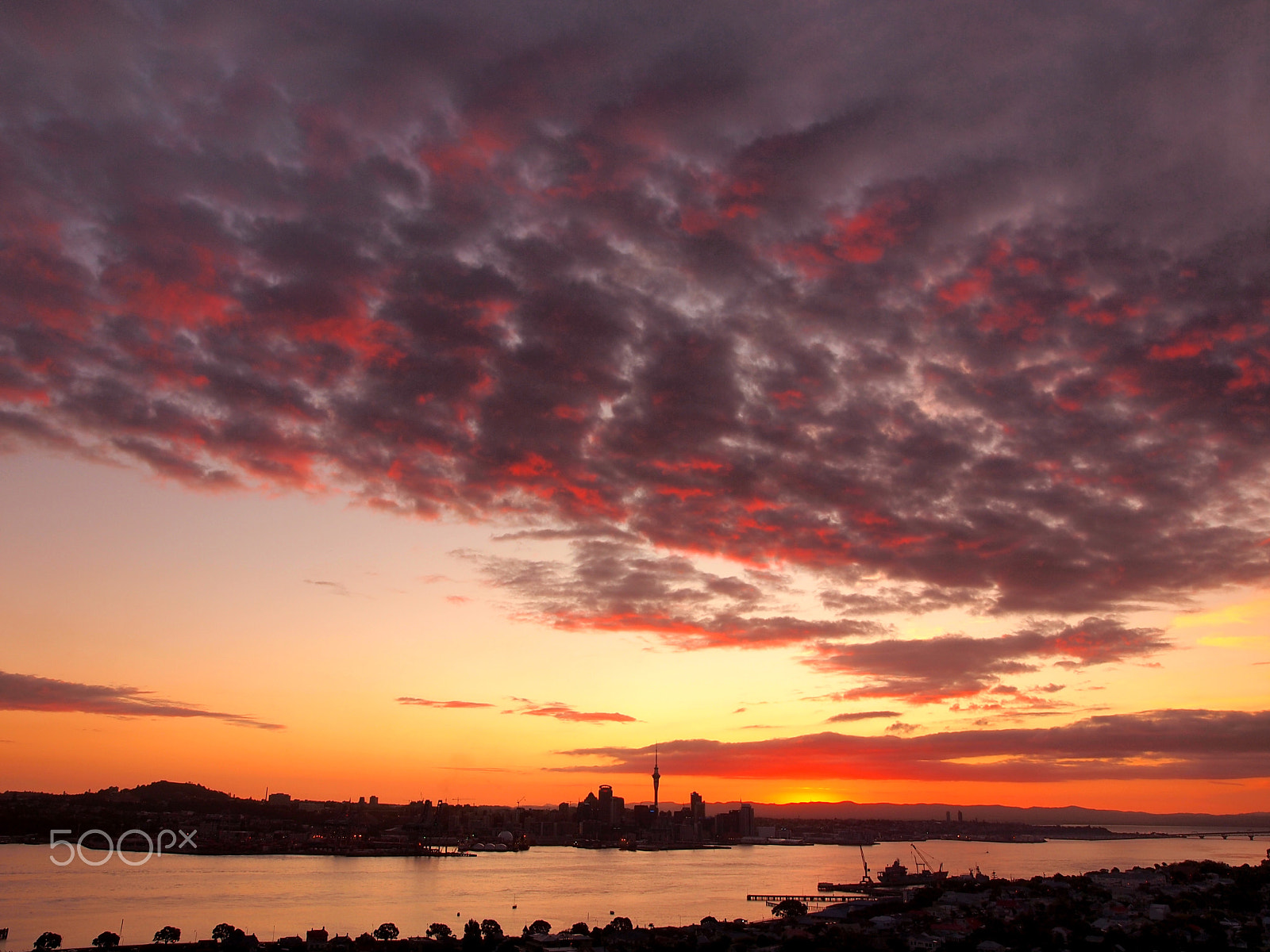 Olympus Zuiko Digital ED 14-35mm F2.0 SWD sample photo. Sun setting at auckland photography