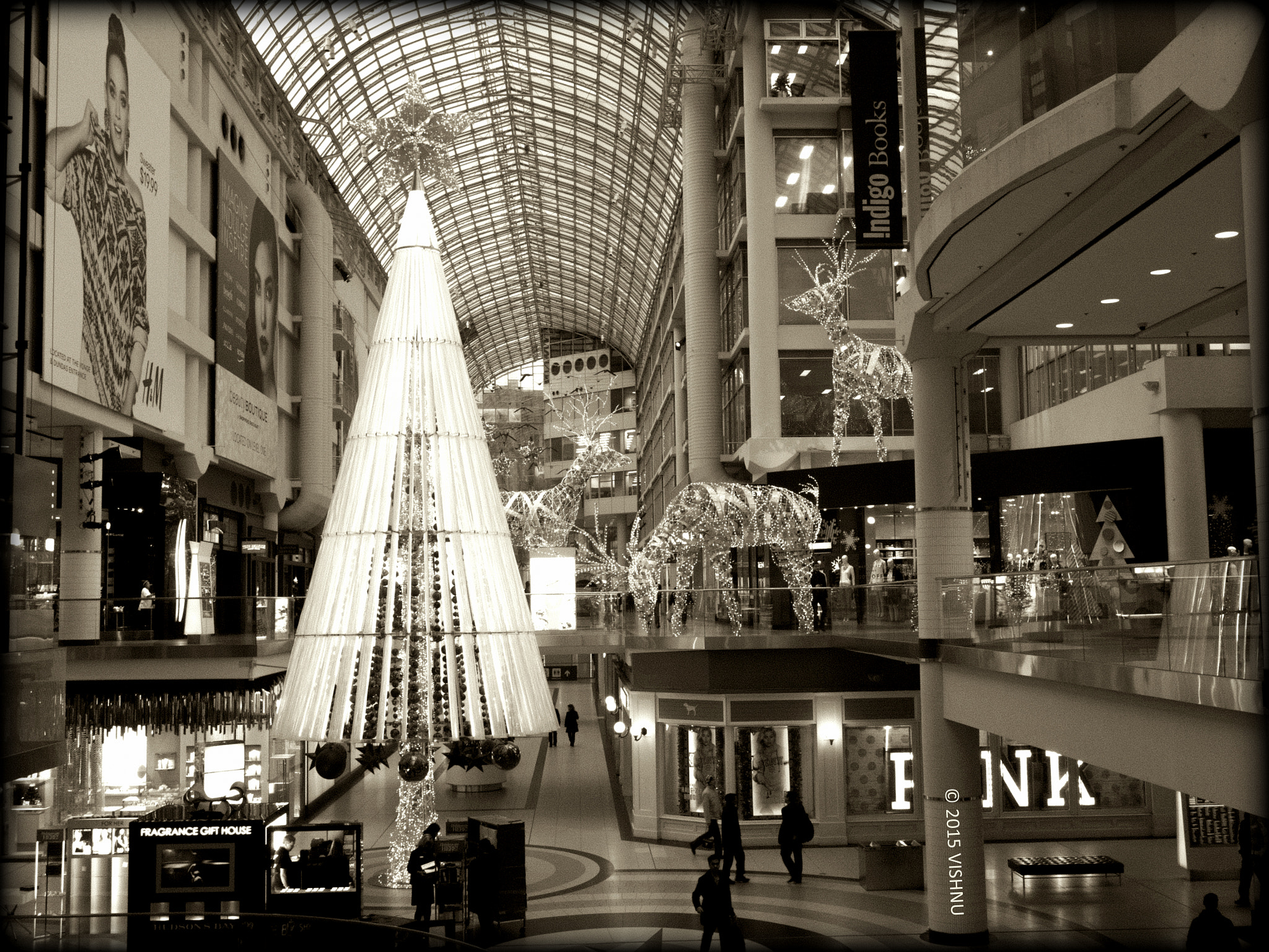 Panasonic Lumix DMC-GH4 + LUMIX G 20/F1.7 II sample photo. Toronto eaton centre shopping mall photography