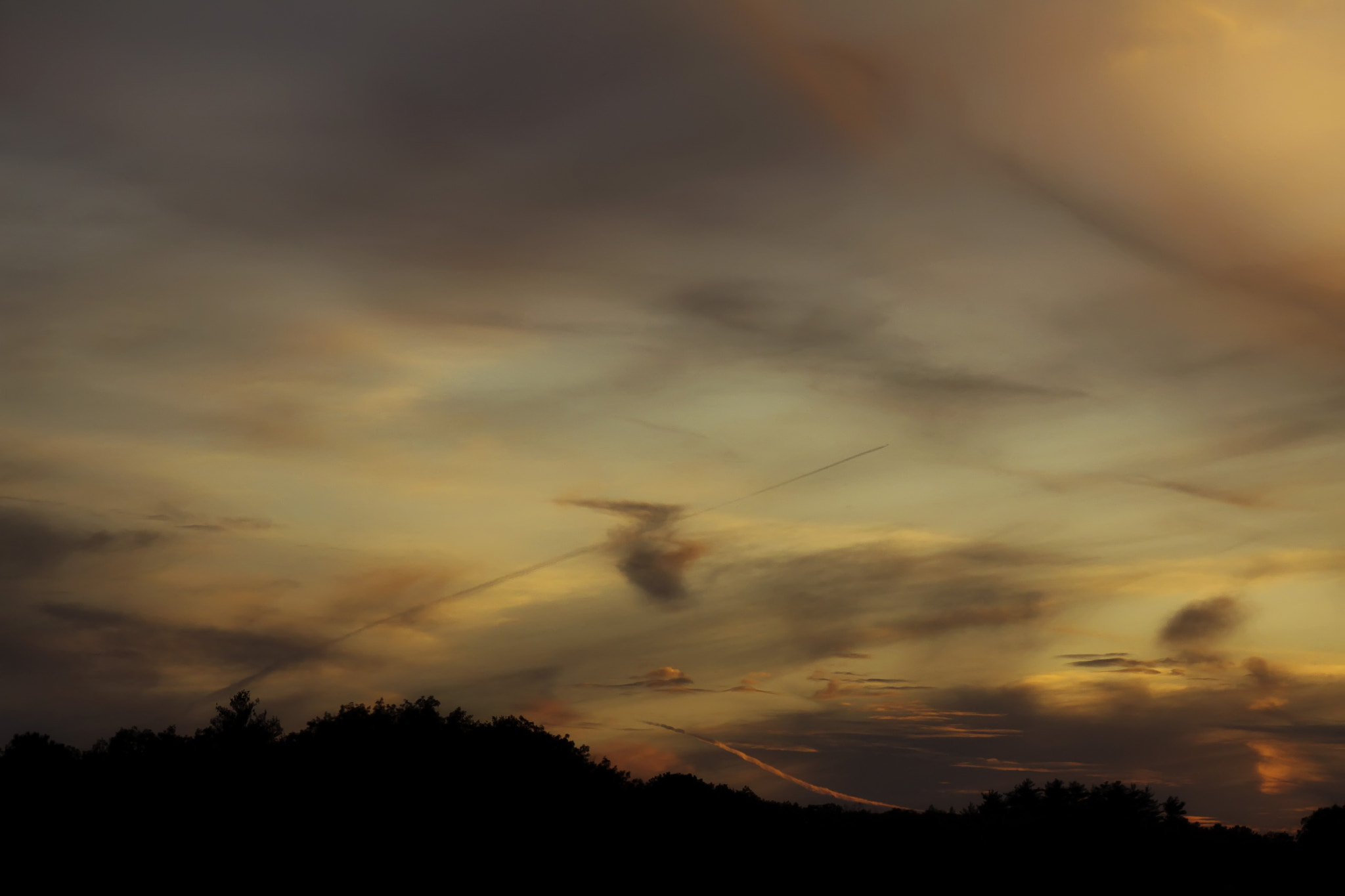 Canon EOS 50D + Canon EF 100mm F2.0 USM sample photo. Sunset contrail photography