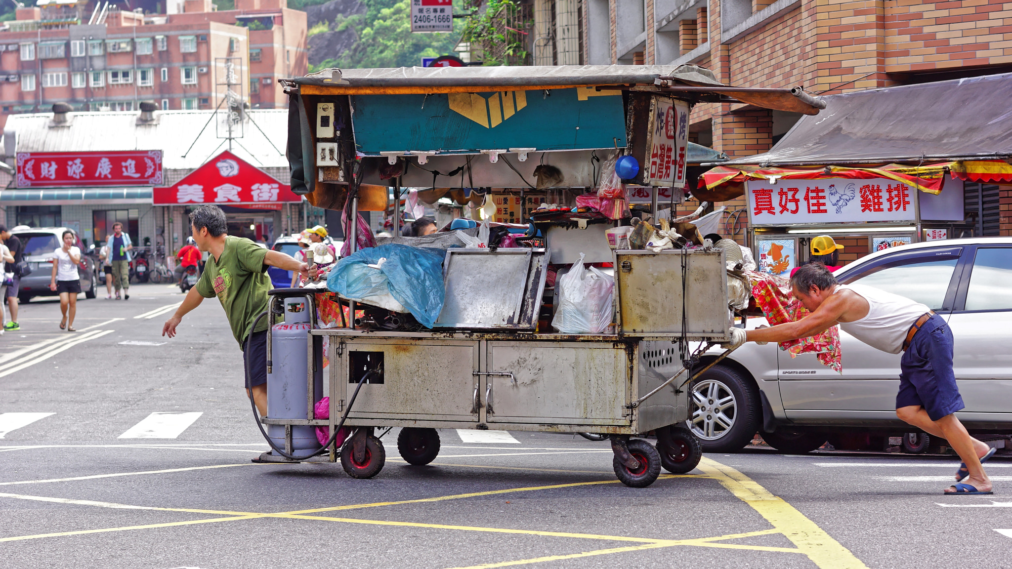 Sony Alpha NEX-7 + Sony Sonnar T* FE 55mm F1.8 ZA sample photo. Street vendor photography