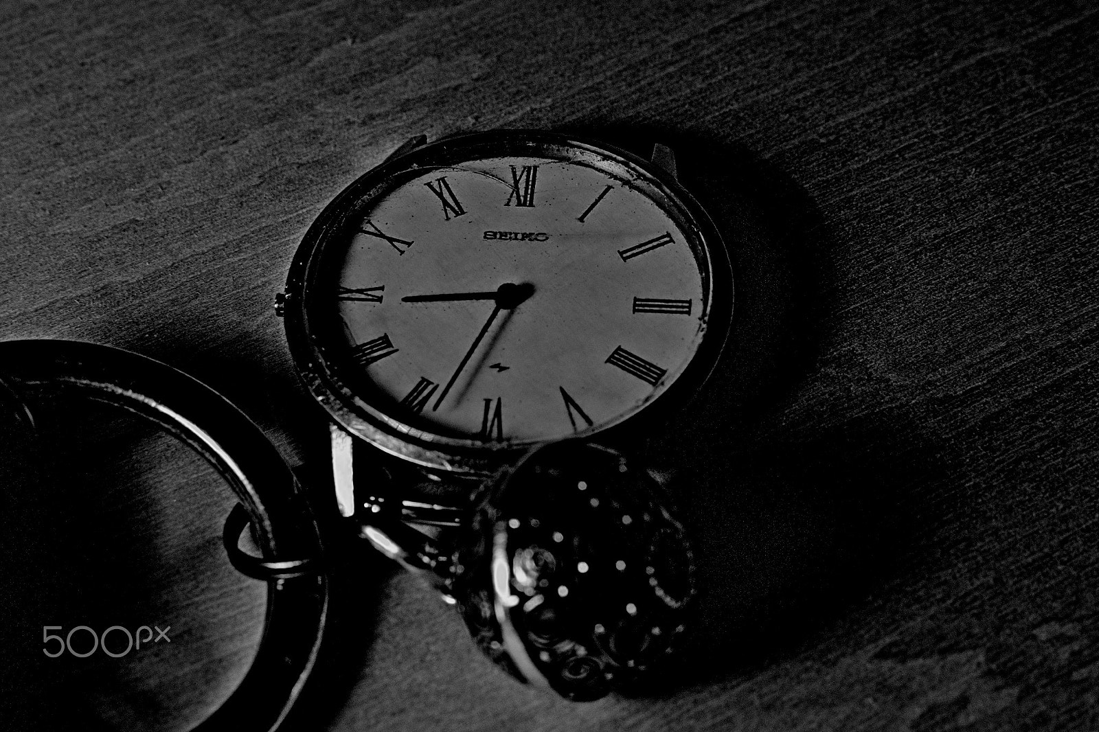 Nikon D40X + Nikon AF-S DX Nikkor 35mm F1.8G sample photo. Clock photography