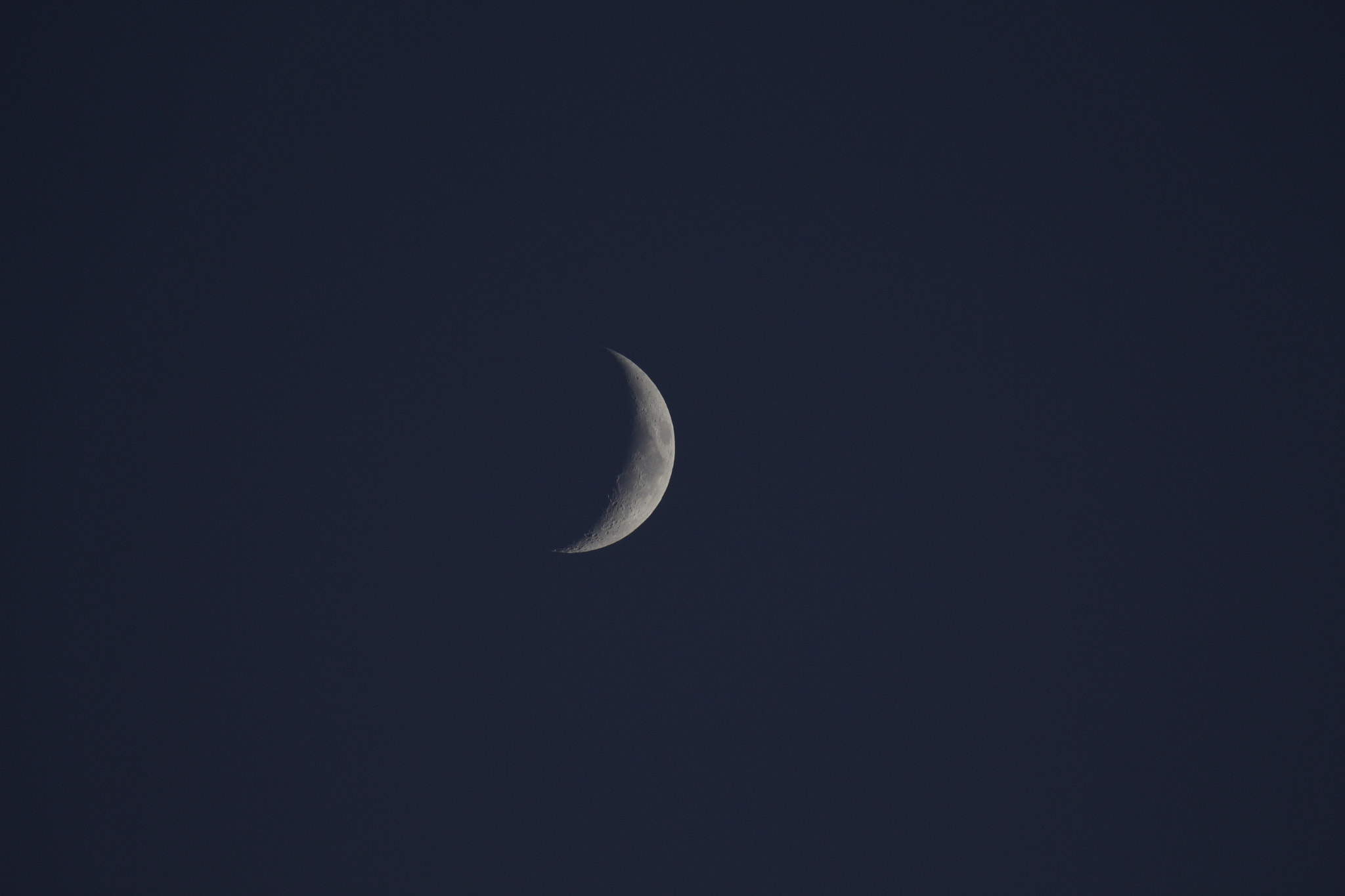 Canon EOS 700D (EOS Rebel T5i / EOS Kiss X7i) + Canon EF 100-400mm F4.5-5.6L IS II USM sample photo. Crescent moon photography