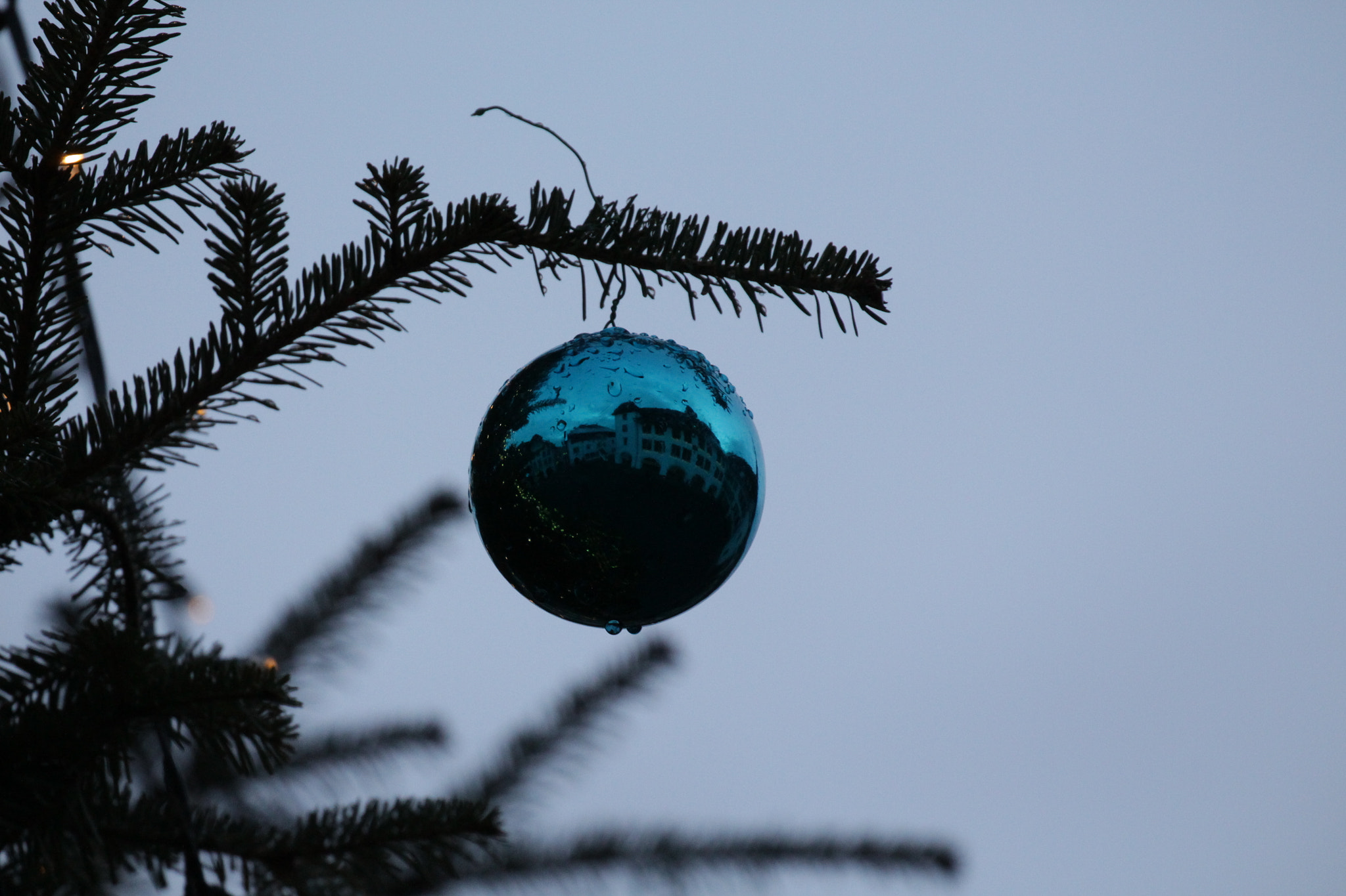 Canon EF 100-400mm F4.5-5.6L IS II USM sample photo. House in a christmas bal photography