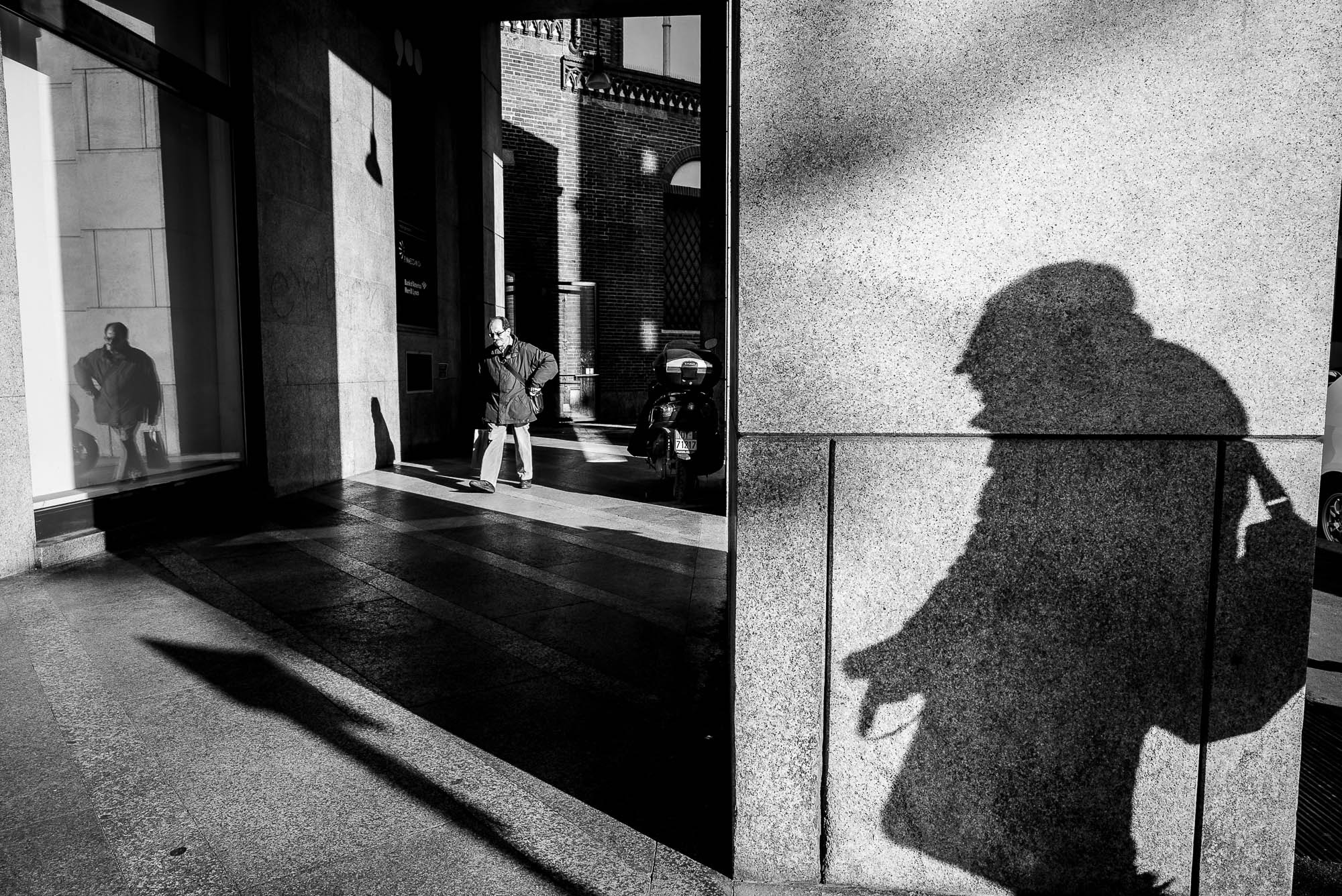 Elmarit-M 1:2.8/21 ASPH. sample photo. A man a reflection and shadow photography