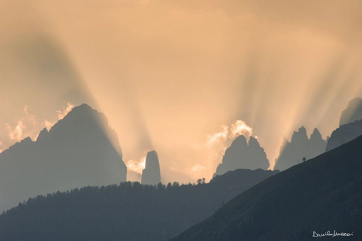 Nikon D70 sample photo. Raggi di sole tra le montagne photography