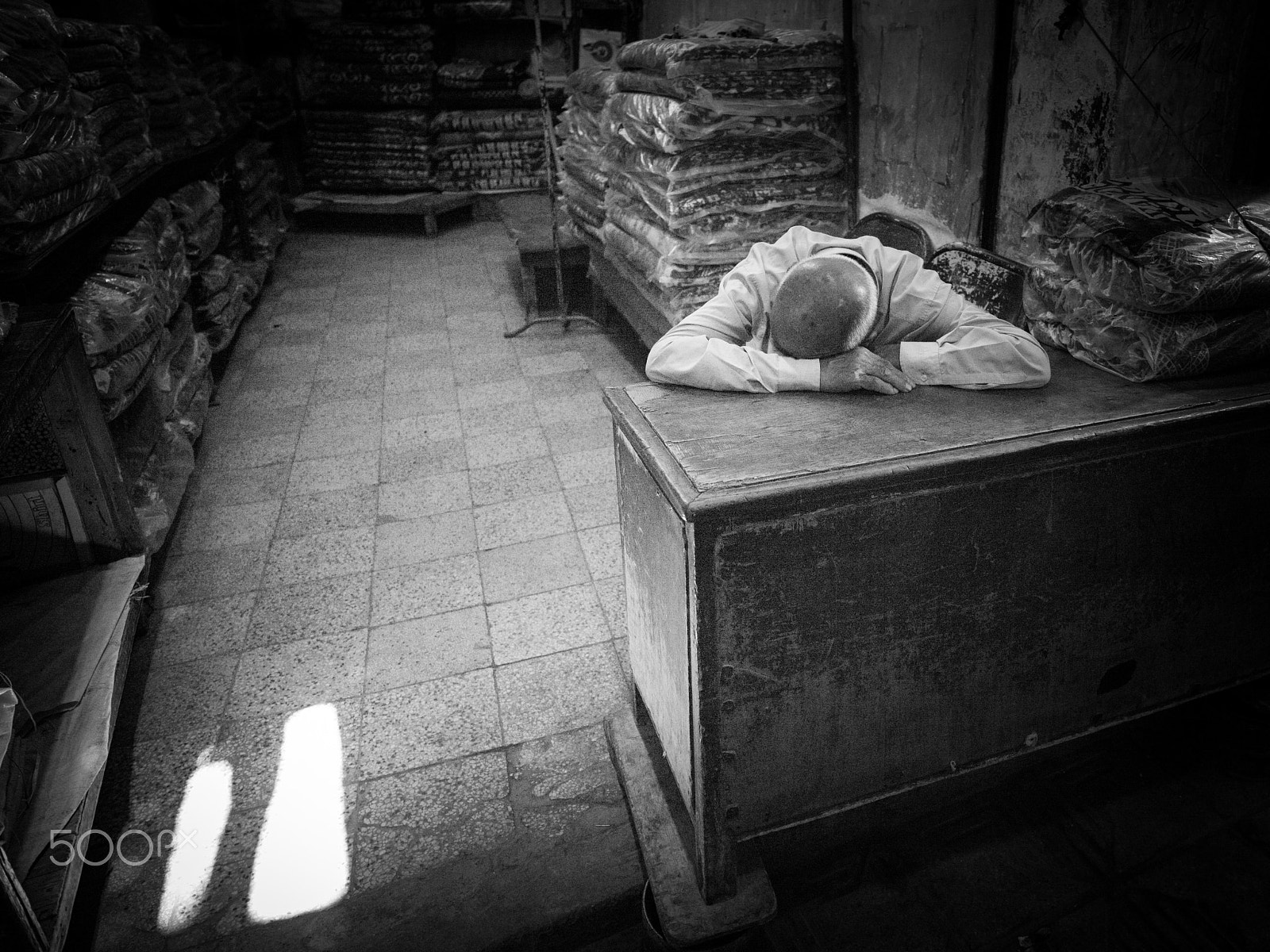 Hasselblad H3DII-39 + HCD 28 sample photo. Lunch time at the bazar, iran photography