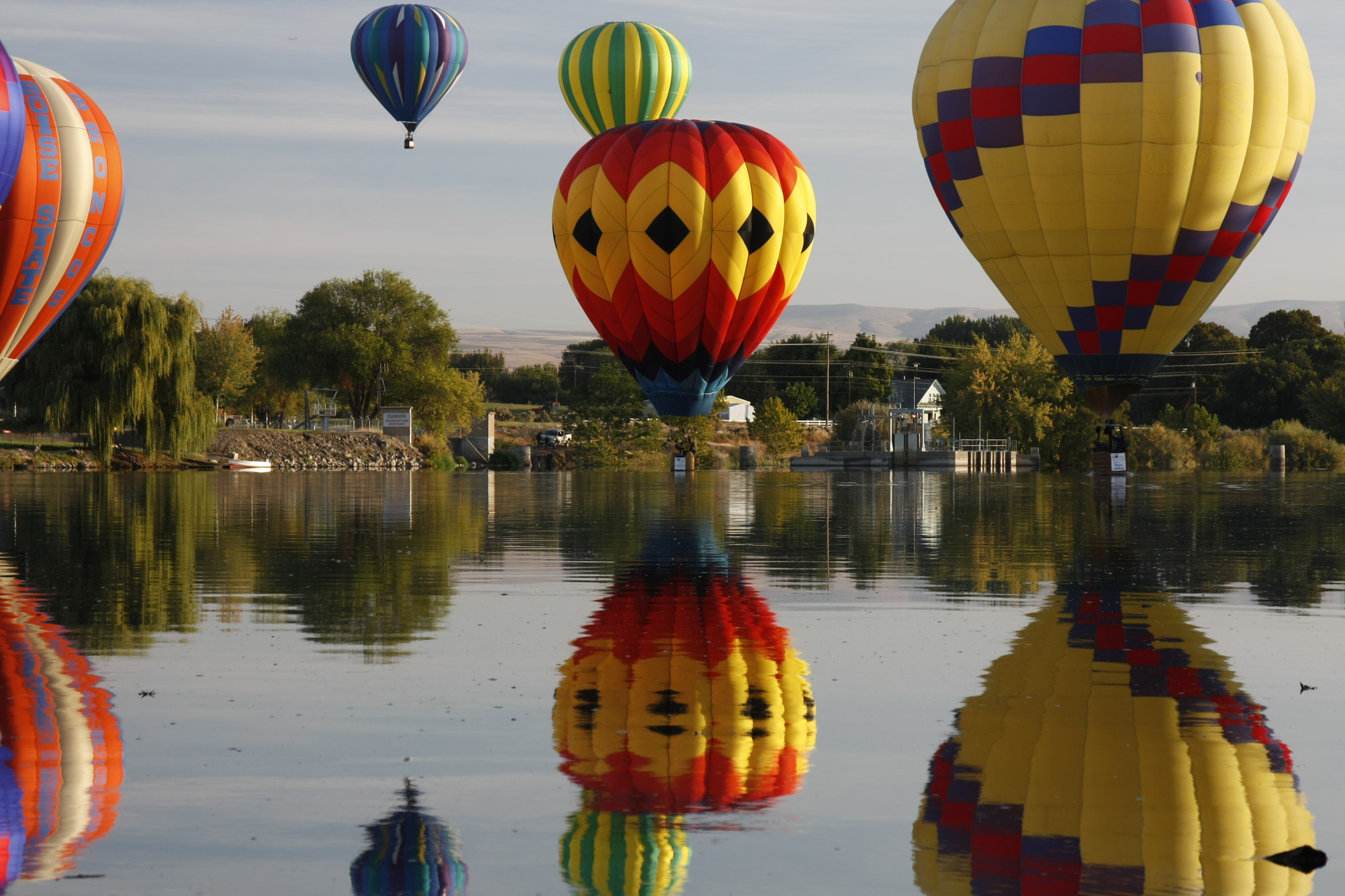 Canon EOS 450D (EOS Rebel XSi / EOS Kiss X2) sample photo. Balloon reflections photography