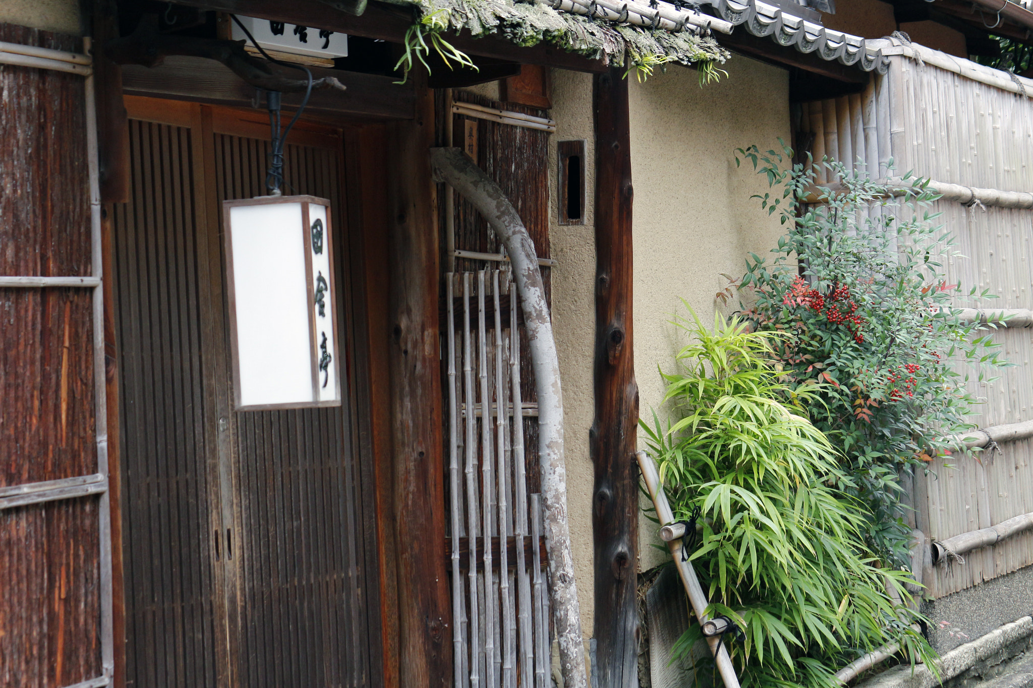 Canon EOS M2 + Canon EF-S 55-250mm F4-5.6 IS sample photo. A traditional inn photography