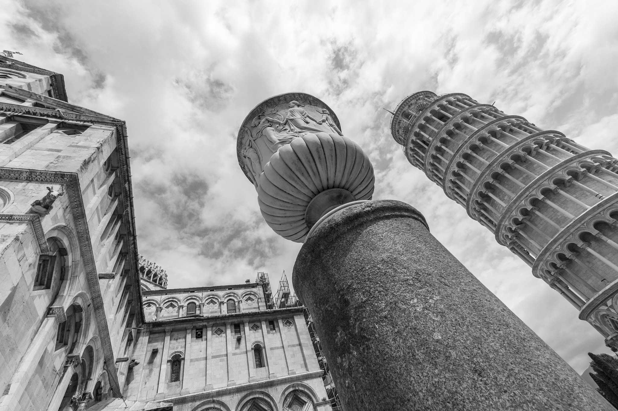 Sony Alpha NEX-5N + Sony E 10-18mm F4 OSS sample photo. Vase of pisa. photography