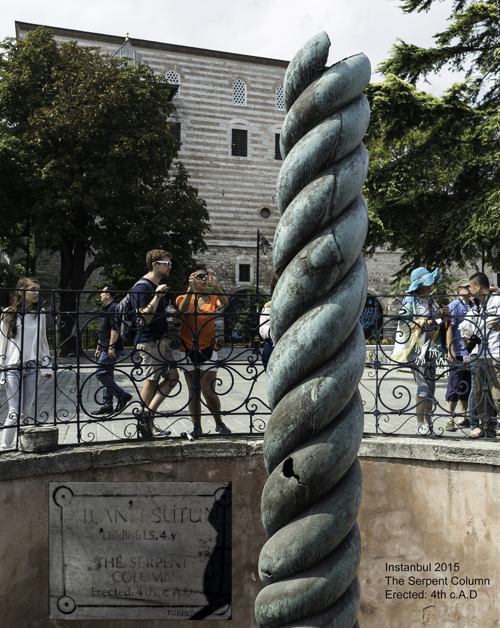 Samsung NX200 + Samsung NX 16mm F2.4 Pancake sample photo. The serpent column photography