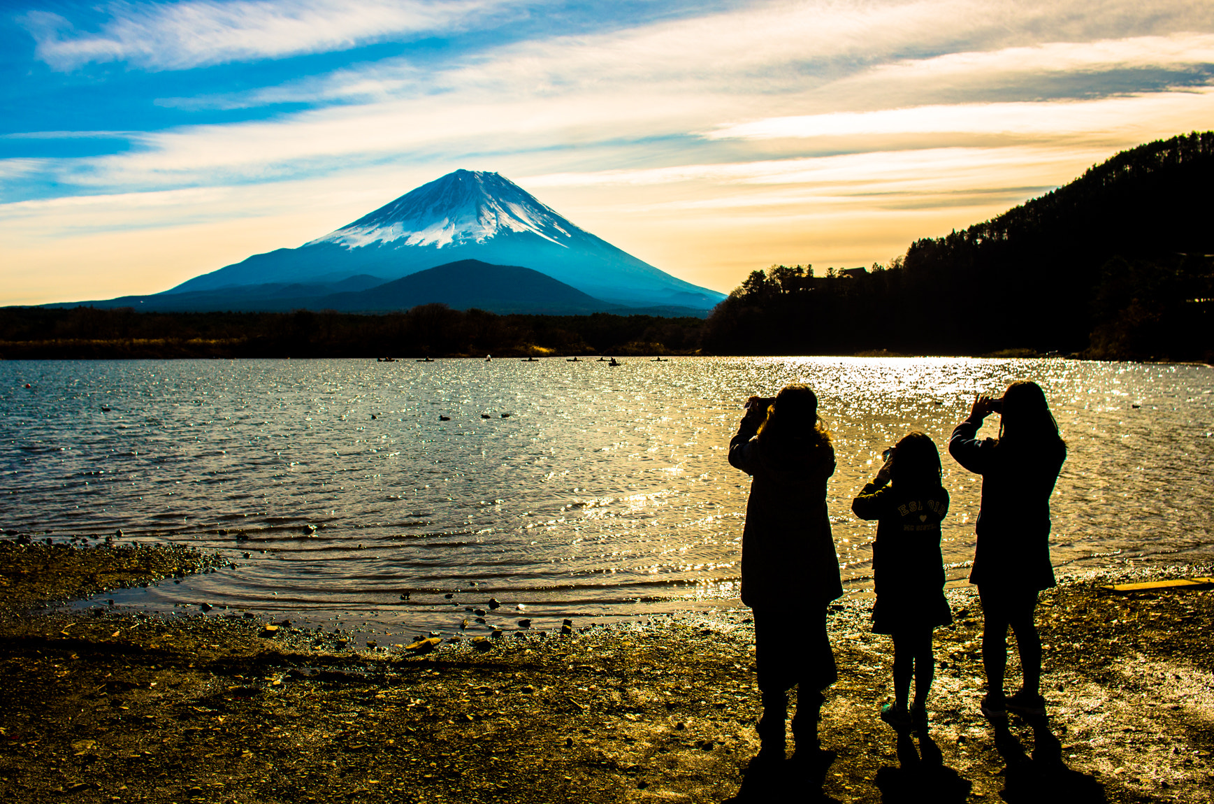 Pentax K-5 IIs + Pentax smc DA 21mm F3.2 AL Limited sample photo. Fuji and the family is my treasure photography