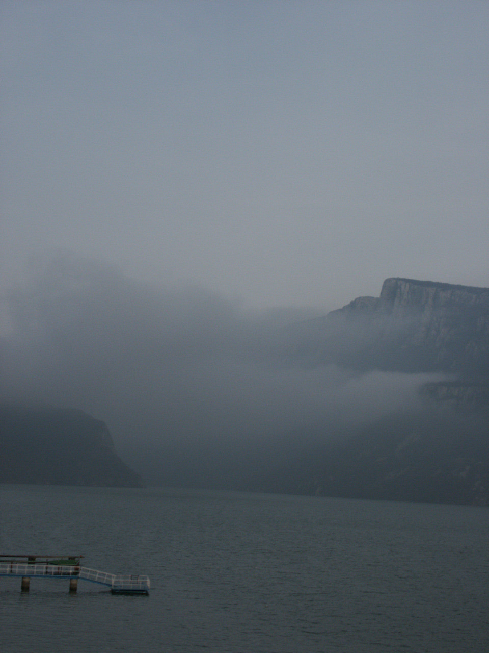 KONICA MINOLTA DiMAGE 7Hi sample photo. Mooring for the ship from the fog photography