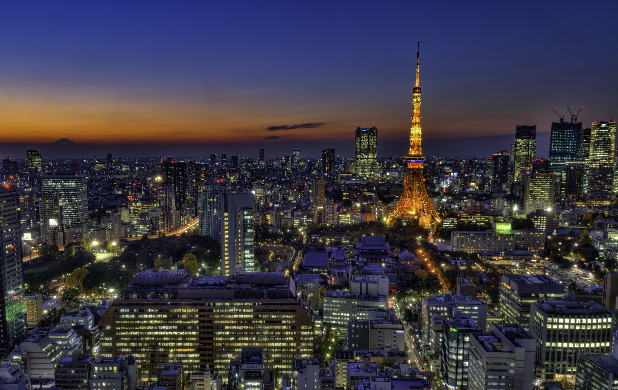 Canon EF 75-300mm F4.0-5.6 IS USM sample photo. Tokyo tower at sunset photography