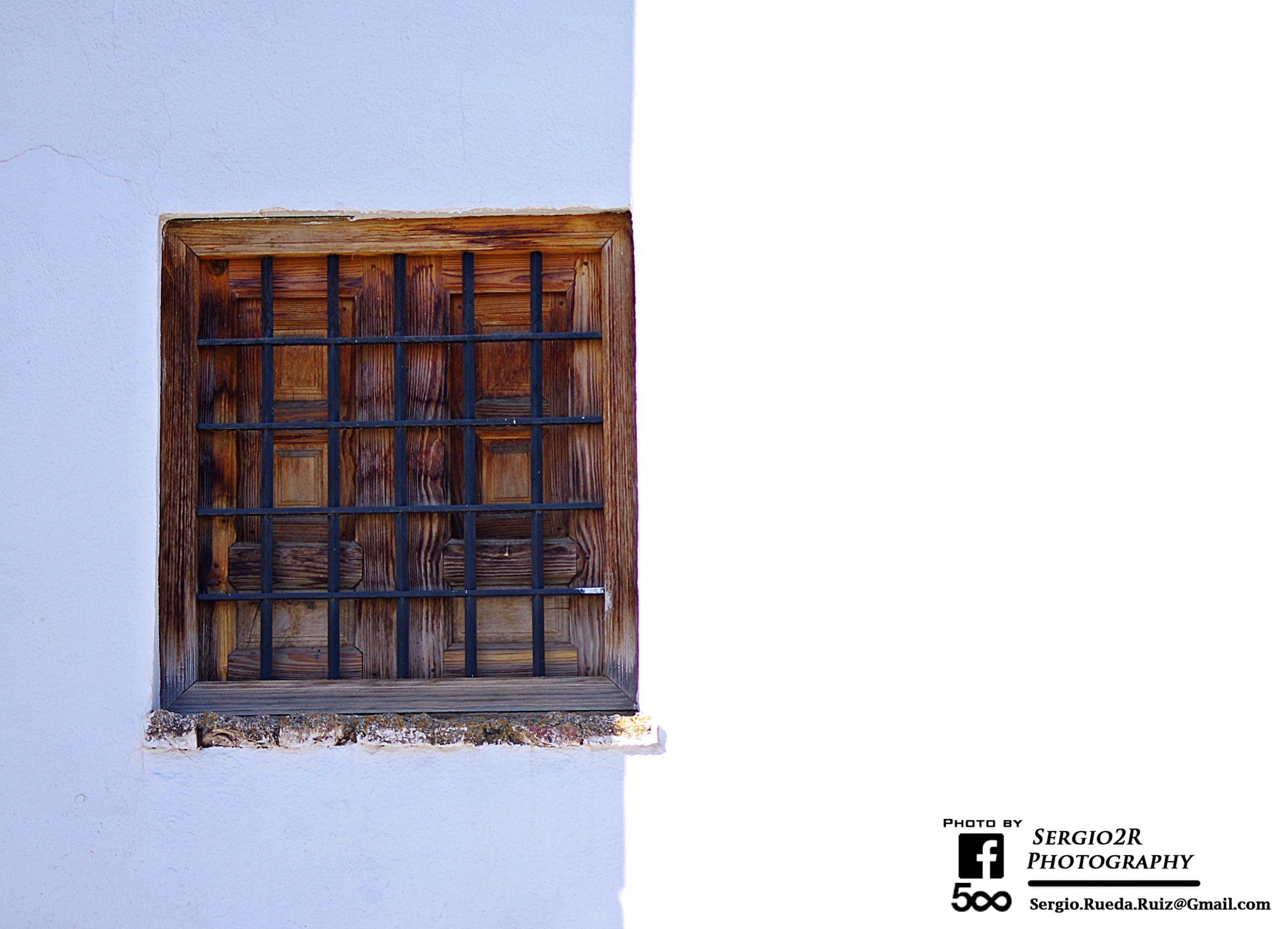 Pentax K-r + Sigma 70-300mm F4-5.6 Macro sample photo. Ventana en la sombra photography