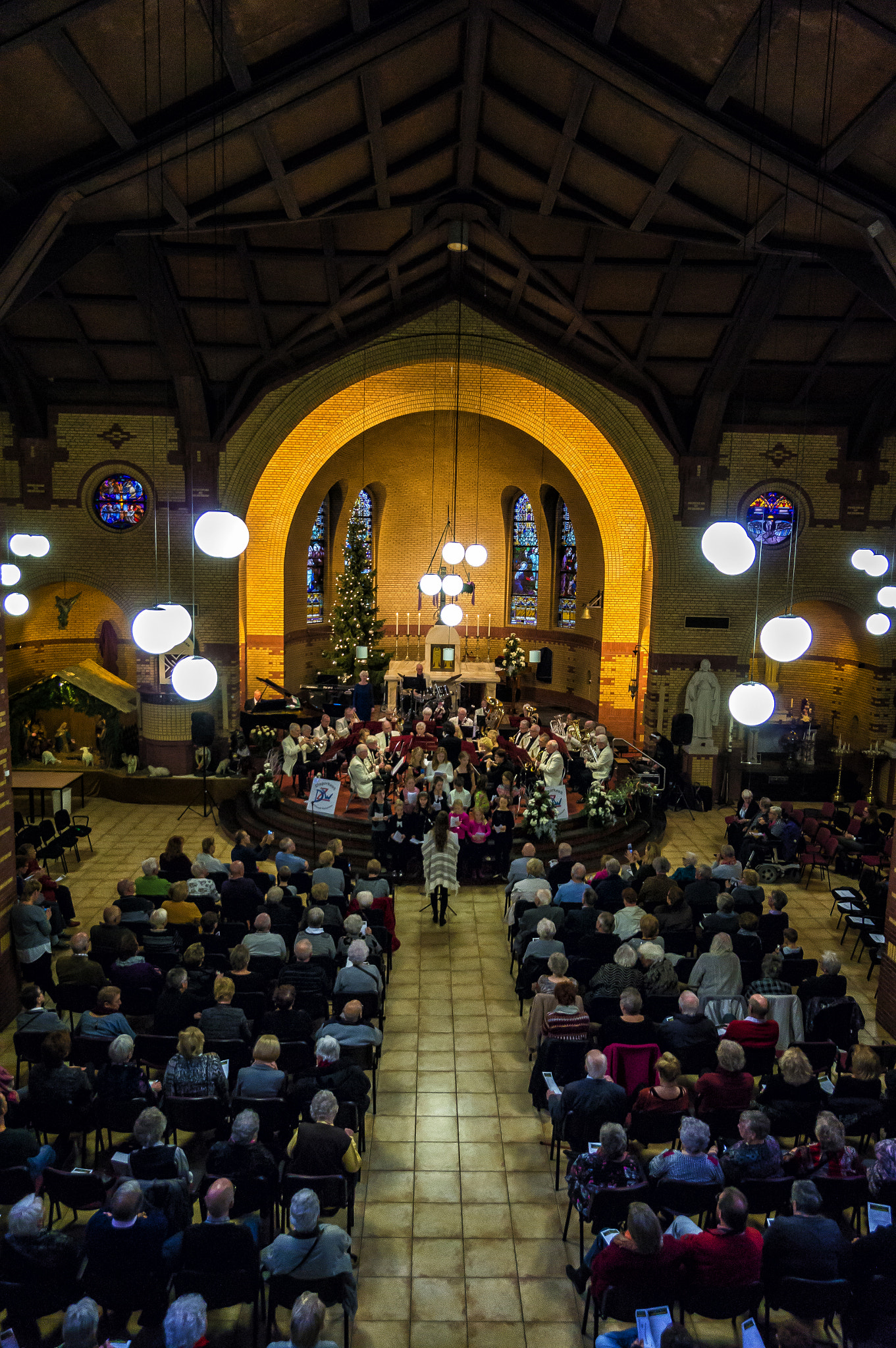 Sony Alpha NEX-3N + Sony E 10-18mm F4 OSS sample photo. Christmas in the church photography