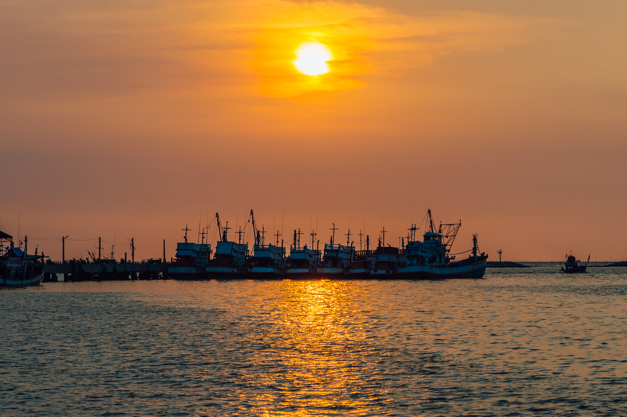 Tamron SP 24-70mm F2.8 Di VC USD sample photo. Bang saen, fishing boat and the sunset photography