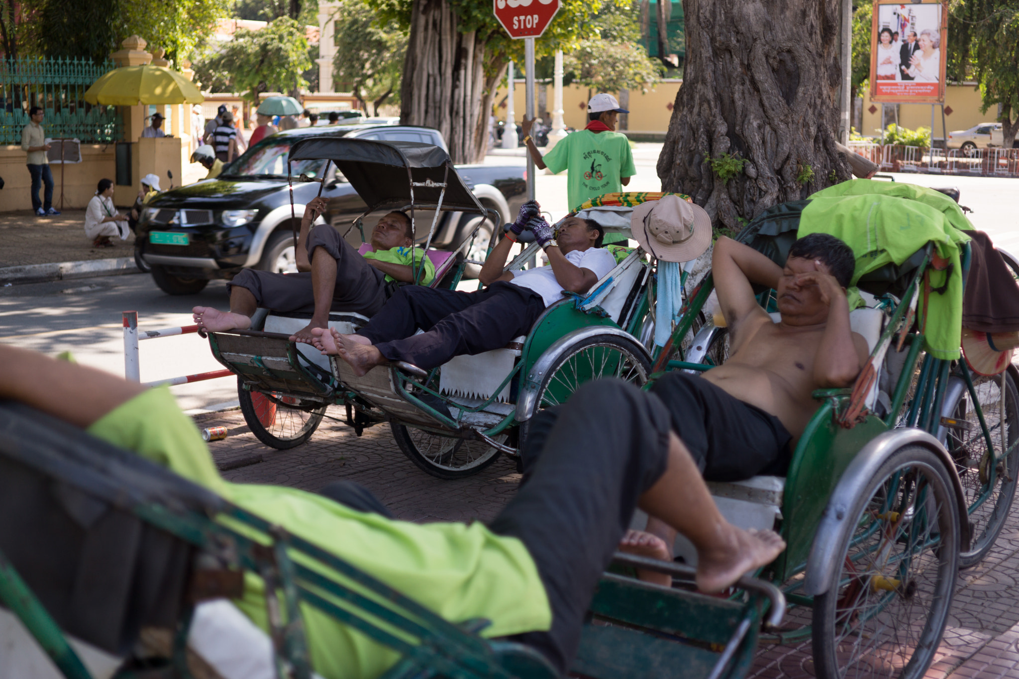 Sony Alpha NEX-7 + E 32mm F1.8 sample photo. Rickshaw drivers at rest photography