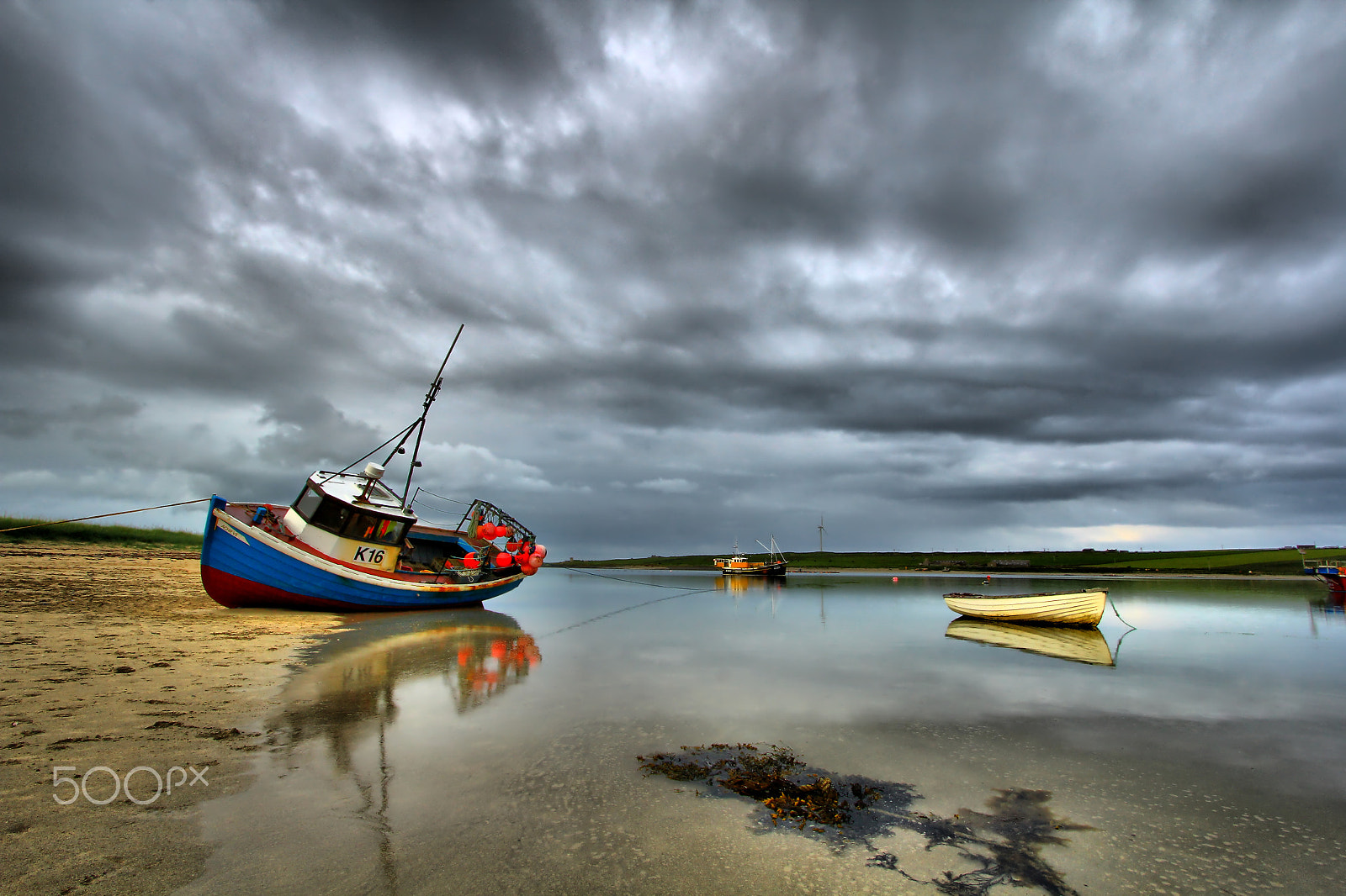 Canon EF 70-200mm F2.8L IS USM sample photo. Creel boat, "achieve" ashore for maintenance photography