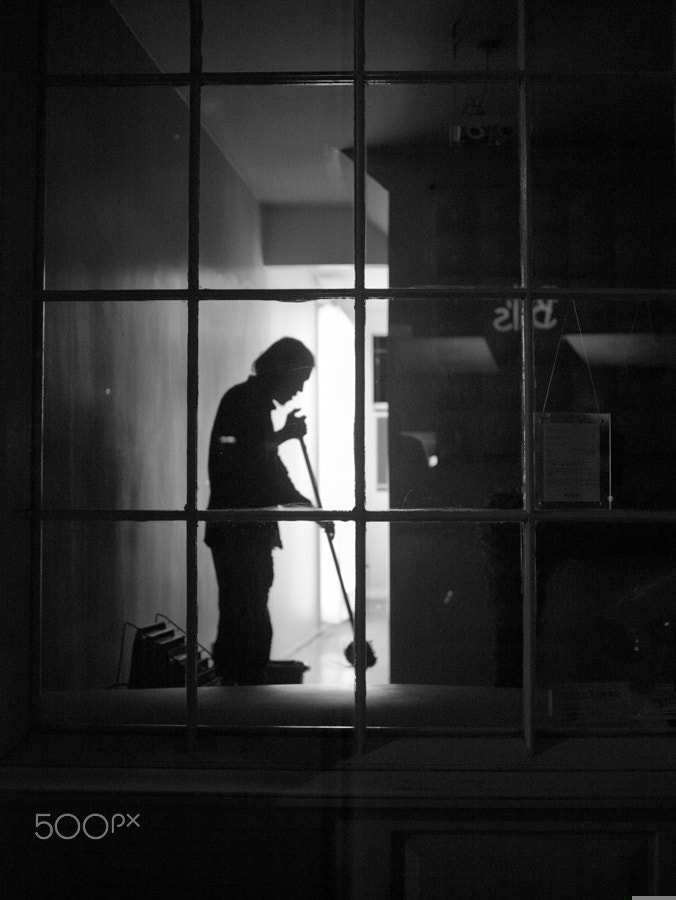 Panasonic Lumix DMC-G3 + Olympus M.Zuiko Digital 25mm F1.8 sample photo. Night worker silhouette, london photography