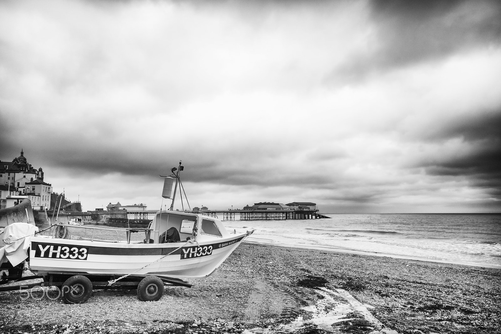 Samsung NX1000 + Samsung NX 12-24mm F4-5.6 ED sample photo. Small boat, cromer beach photography