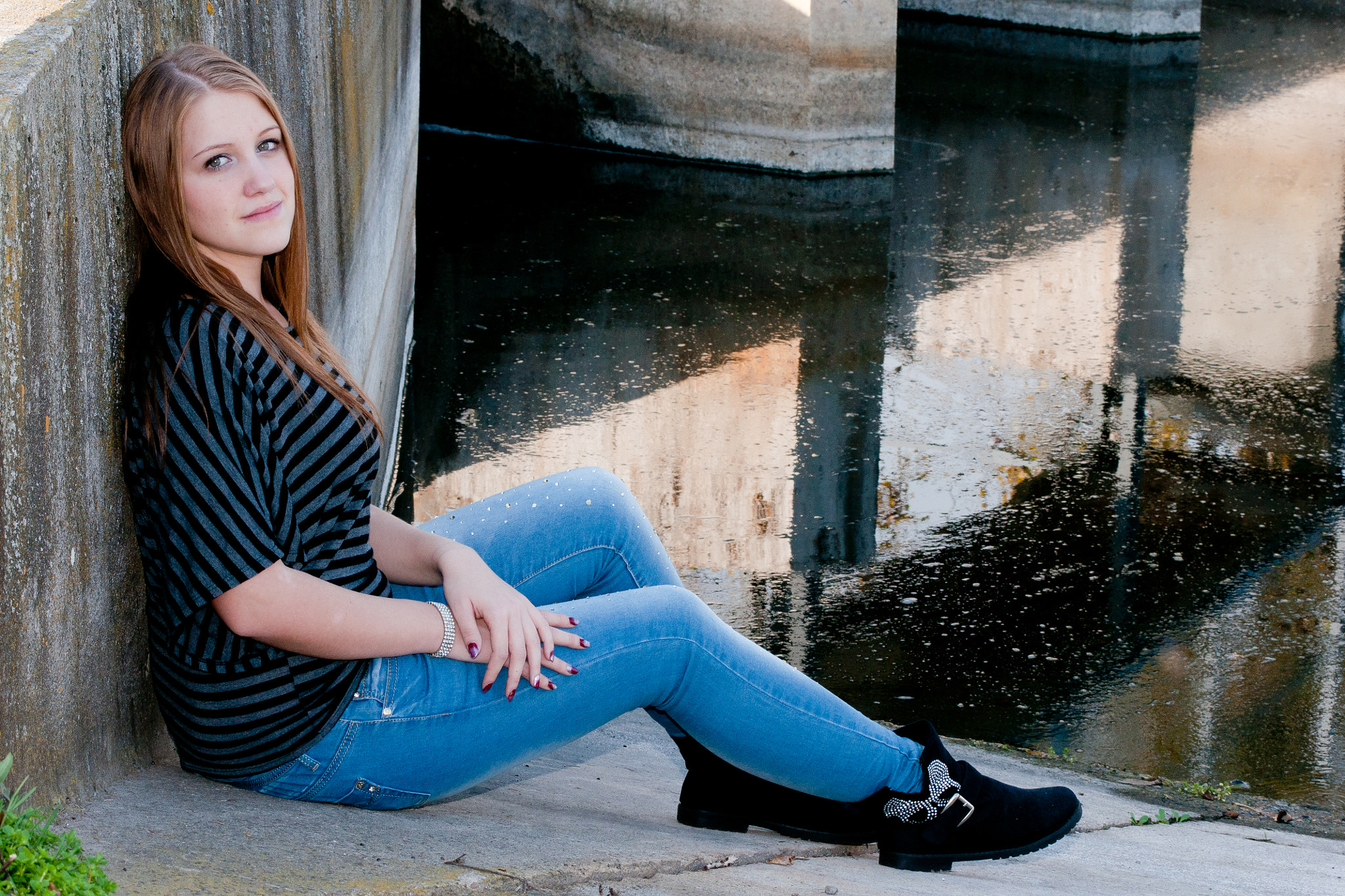 Sony Alpha DSLR-A700 + Minolta AF 70-210mm F4 Macro sample photo. Girl under the bridge photography