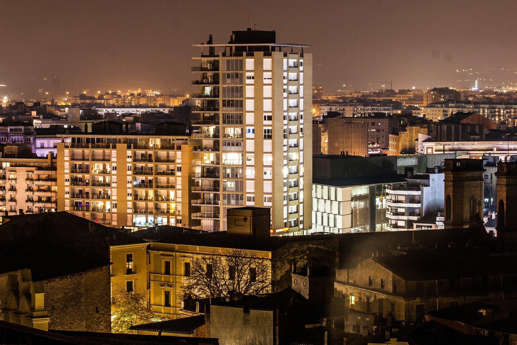 Canon EOS 30D + Canon EF 70-200mm F4L USM sample photo. Girona nit photography