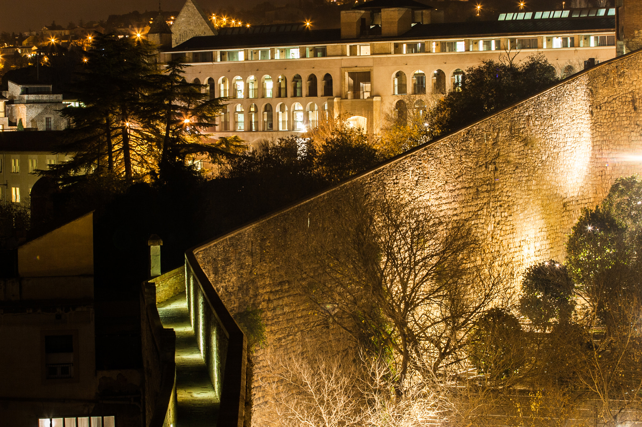 Canon EOS 30D + Canon EF 70-200mm F4L USM sample photo. Girona nit photography