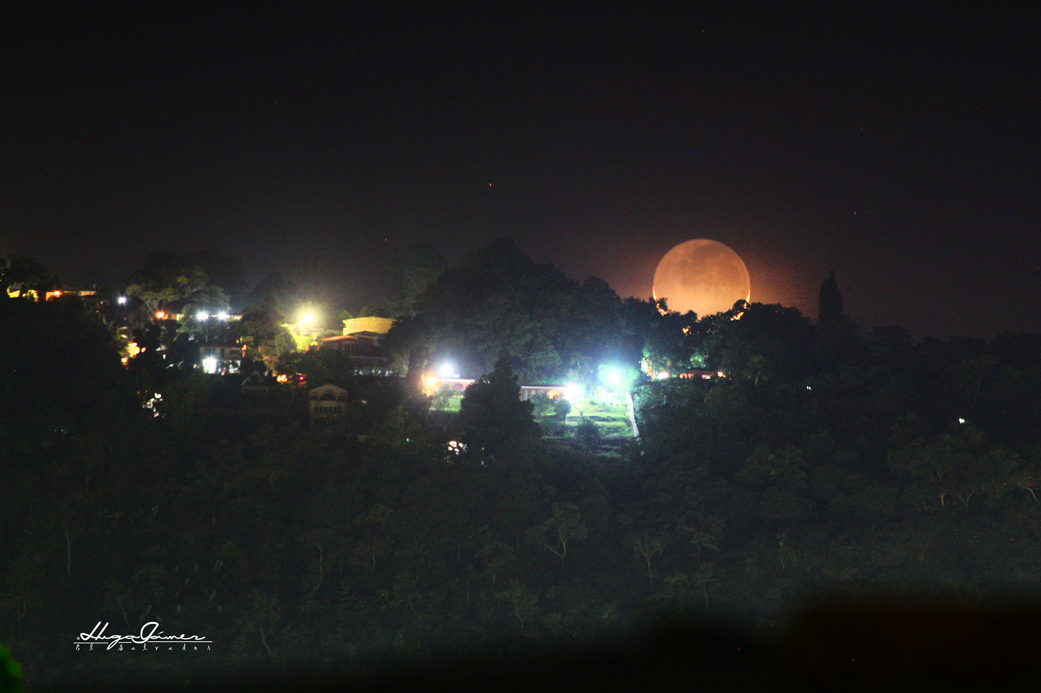 Canon EOS 550D (EOS Rebel T2i / EOS Kiss X4) + Canon EF 70-200mm F4L USM sample photo. Hermosa luna por ocultarse. photography