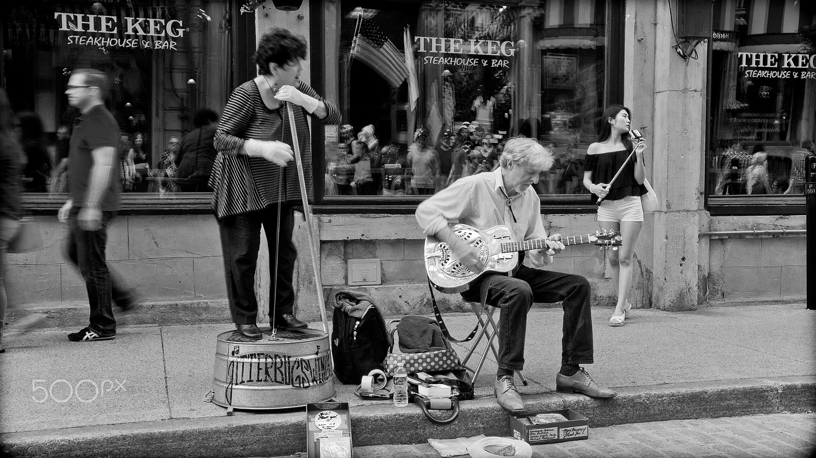 Sony Alpha DSLR-A330 + Sony DT 18-250mm F3.5-6.3 sample photo. Playing music  in montréal's old port photography