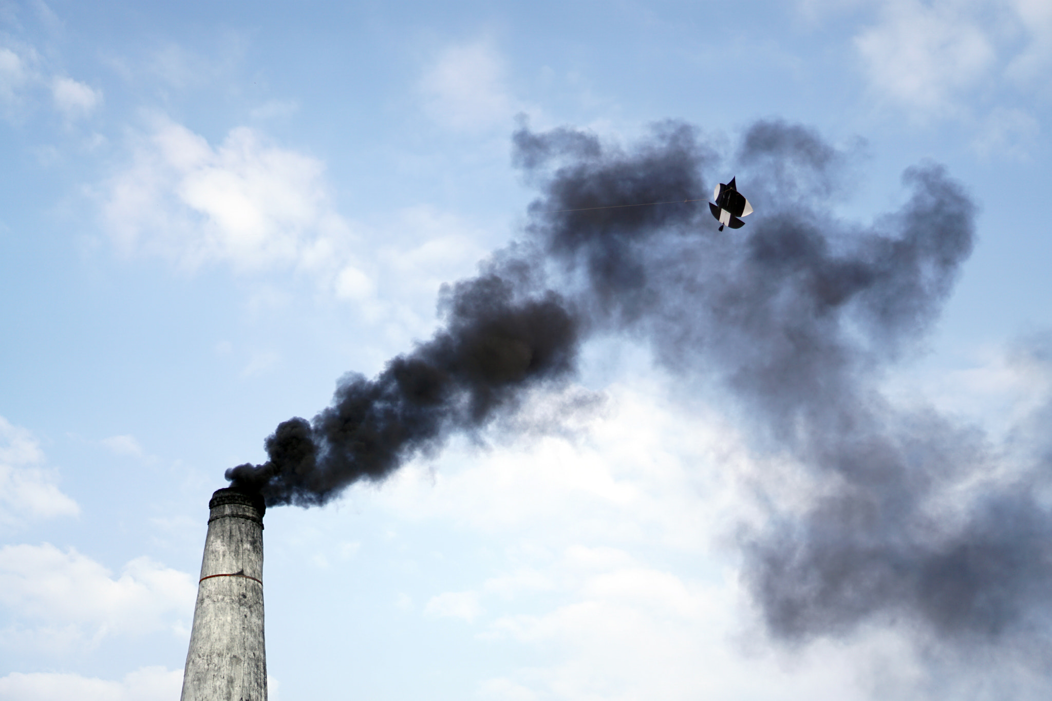 Sony a5100 + Sony E 35mm F1.8 OSS sample photo. Chimney smoke and kite photography