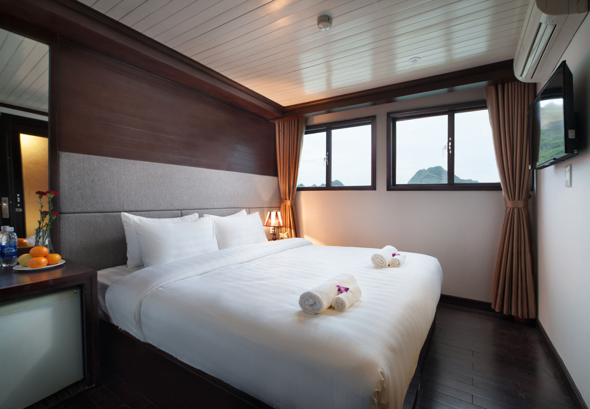 Canon EOS-1Ds Mark III sample photo. Aclass cruises in halong bay photography