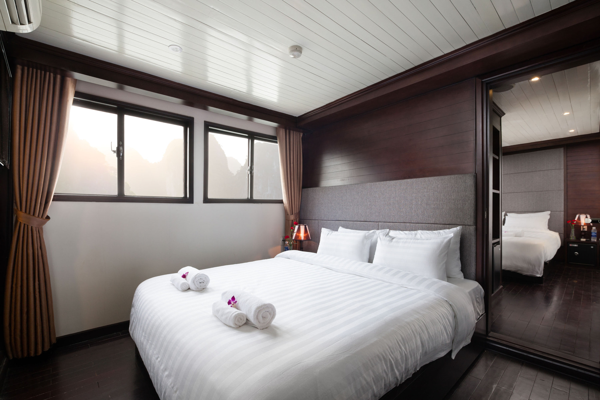 Canon EOS-1Ds Mark III sample photo. Aclass cruises in halong bay photography