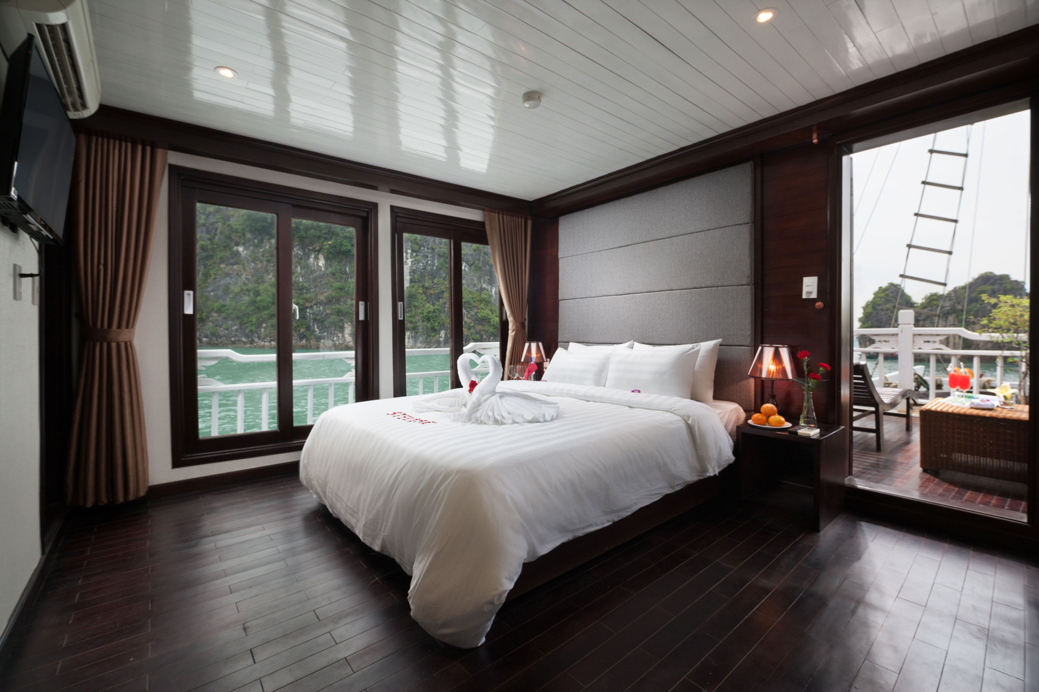 Canon EOS-1Ds Mark III sample photo. Aclass cruises in halong bay photography