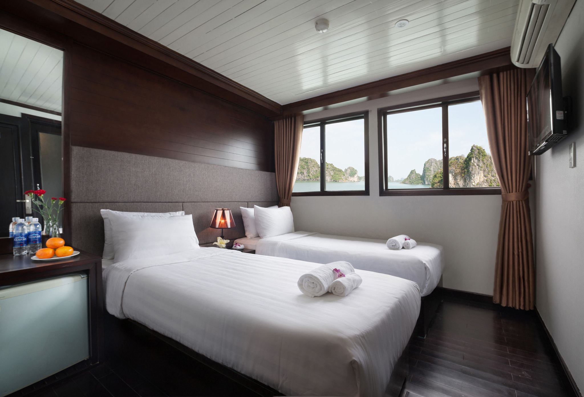 Canon EOS-1Ds Mark III sample photo. Aclass cruises in halong bay photography